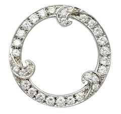 Broche Círculo Abierto con Diamantes Redondos y Detalle Remolino en Oro Blanco de 14 Kilates