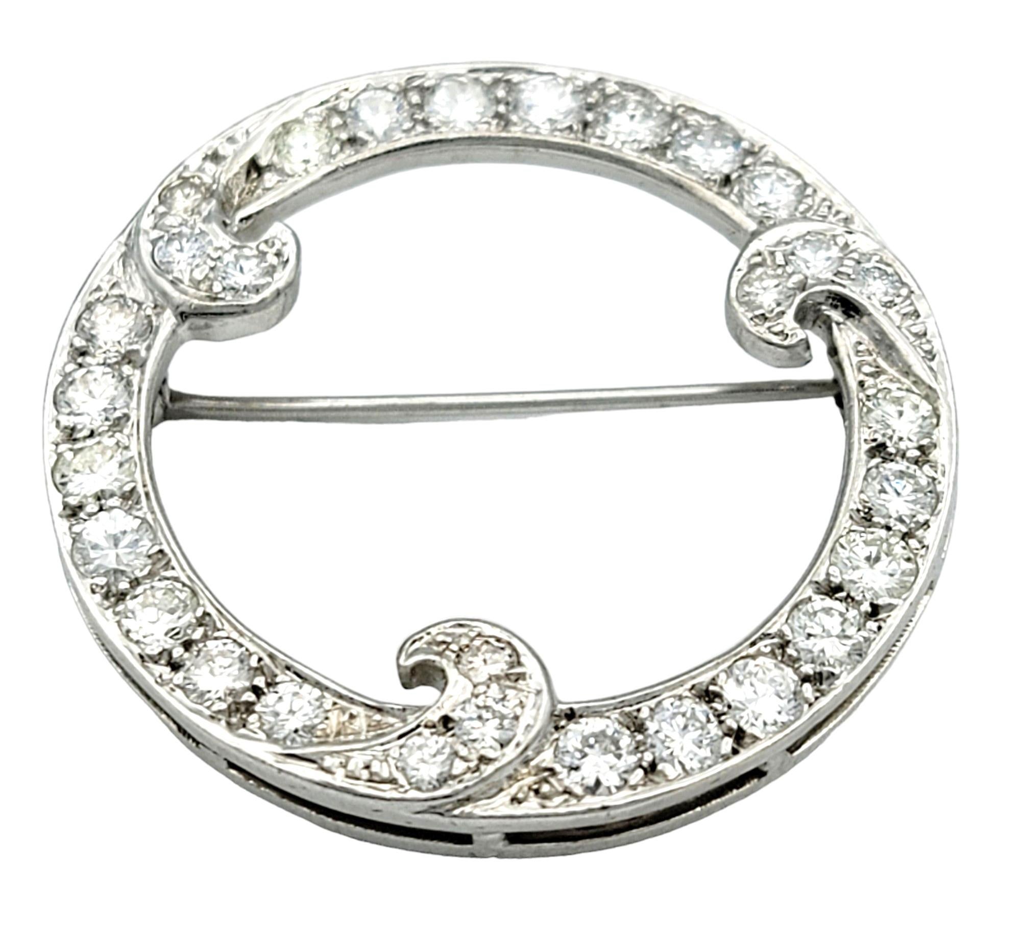 Broche Círculo Abierto con Diamantes Redondos y Detalle Remolino en Oro Blanco de 14 Kilates Contemporáneo en venta