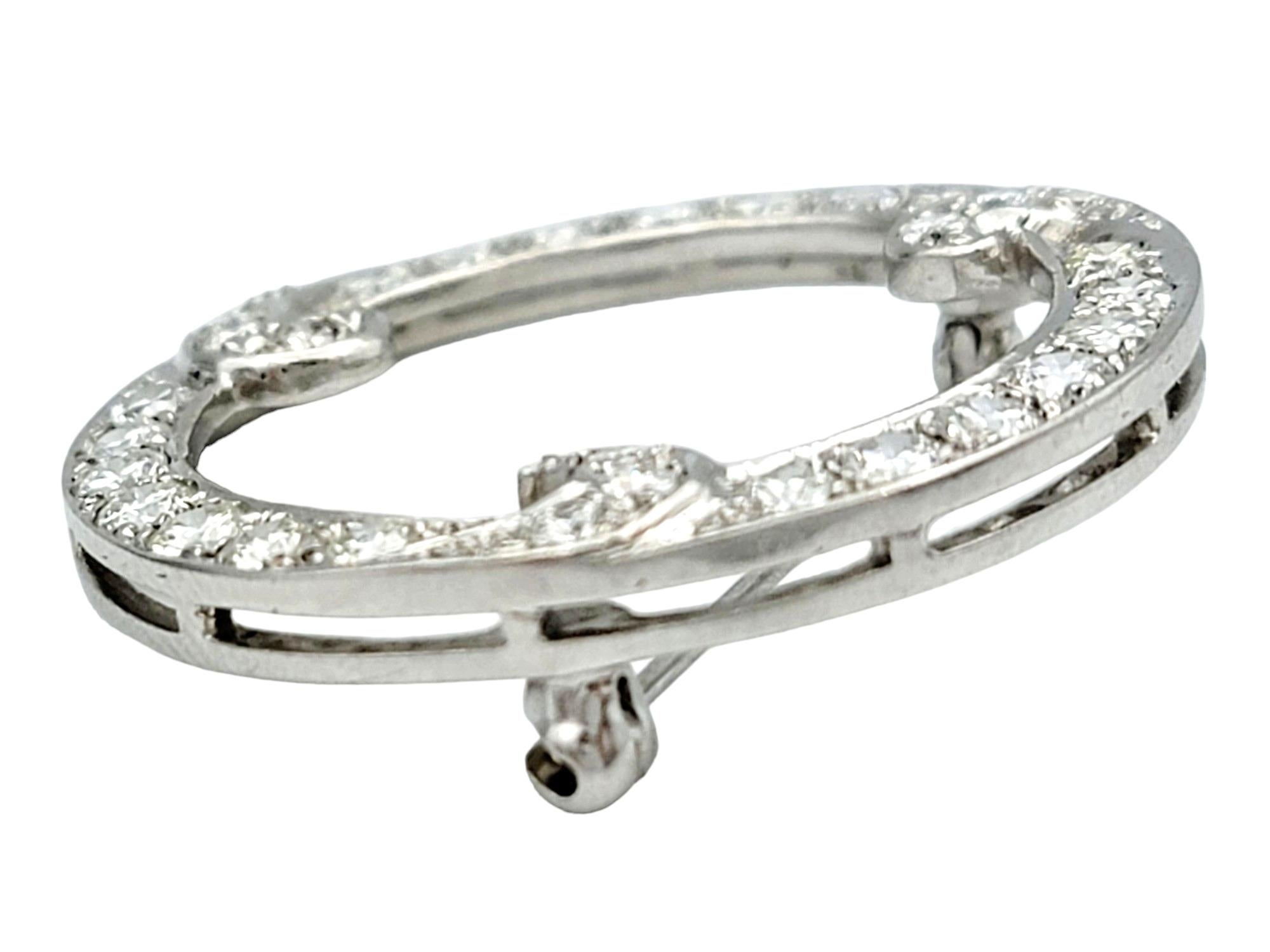 Broche Círculo Abierto con Diamantes Redondos y Detalle Remolino en Oro Blanco de 14 Kilates Corte redondo en venta