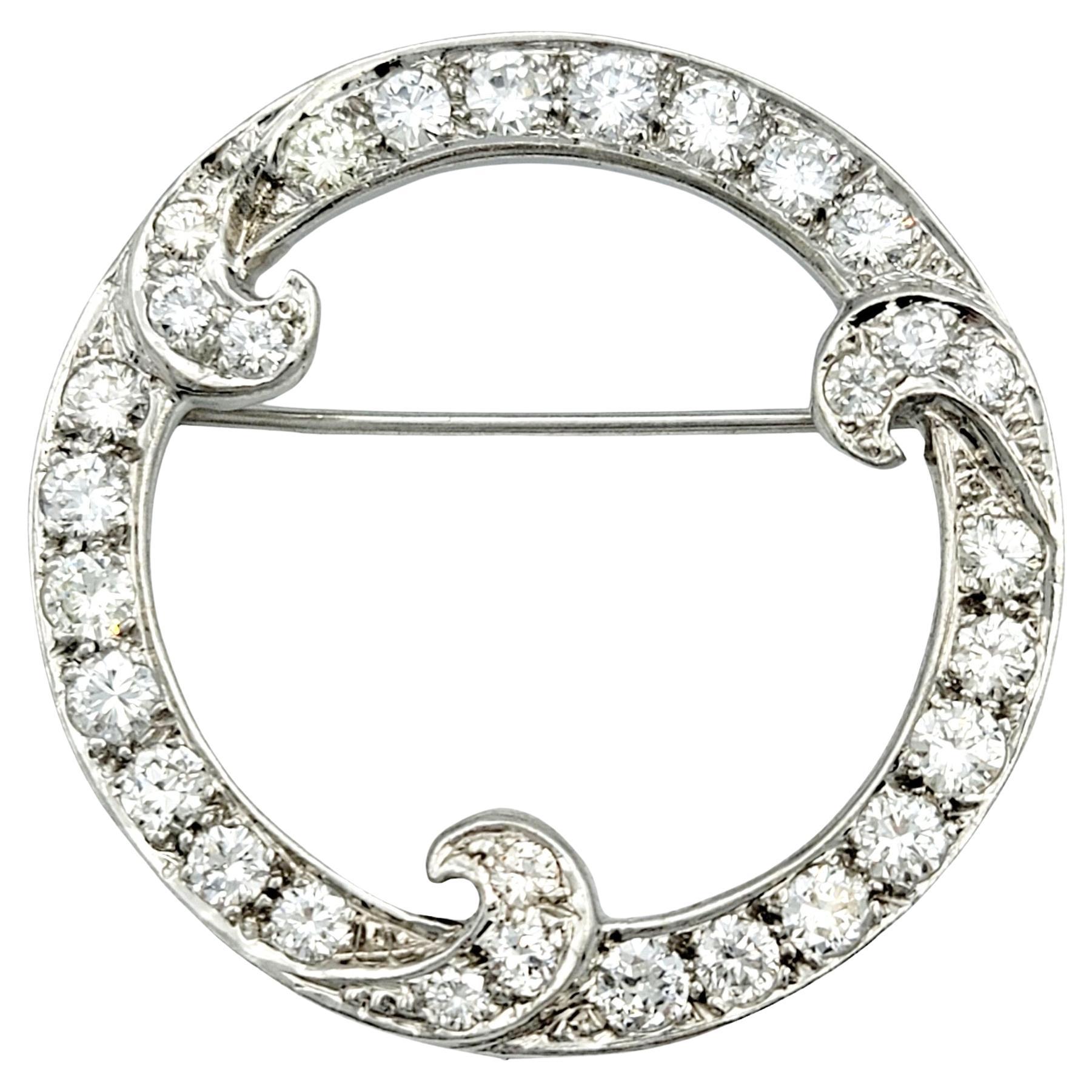 Broche Círculo Abierto con Diamantes Redondos y Detalle Remolino en Oro Blanco de 14 Kilates en venta