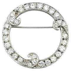 Offene Kreisbrosche aus 14 Karat Weißgold mit runden Diamanten und Wirbeldetails