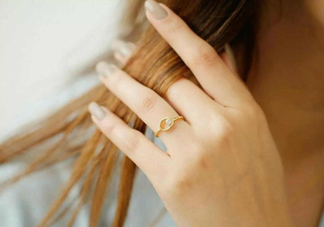 Anillo de diamantes con círculo abierto Anillo de oro macizo de 14 quilates con solitario de diseño Corte redondo en venta
