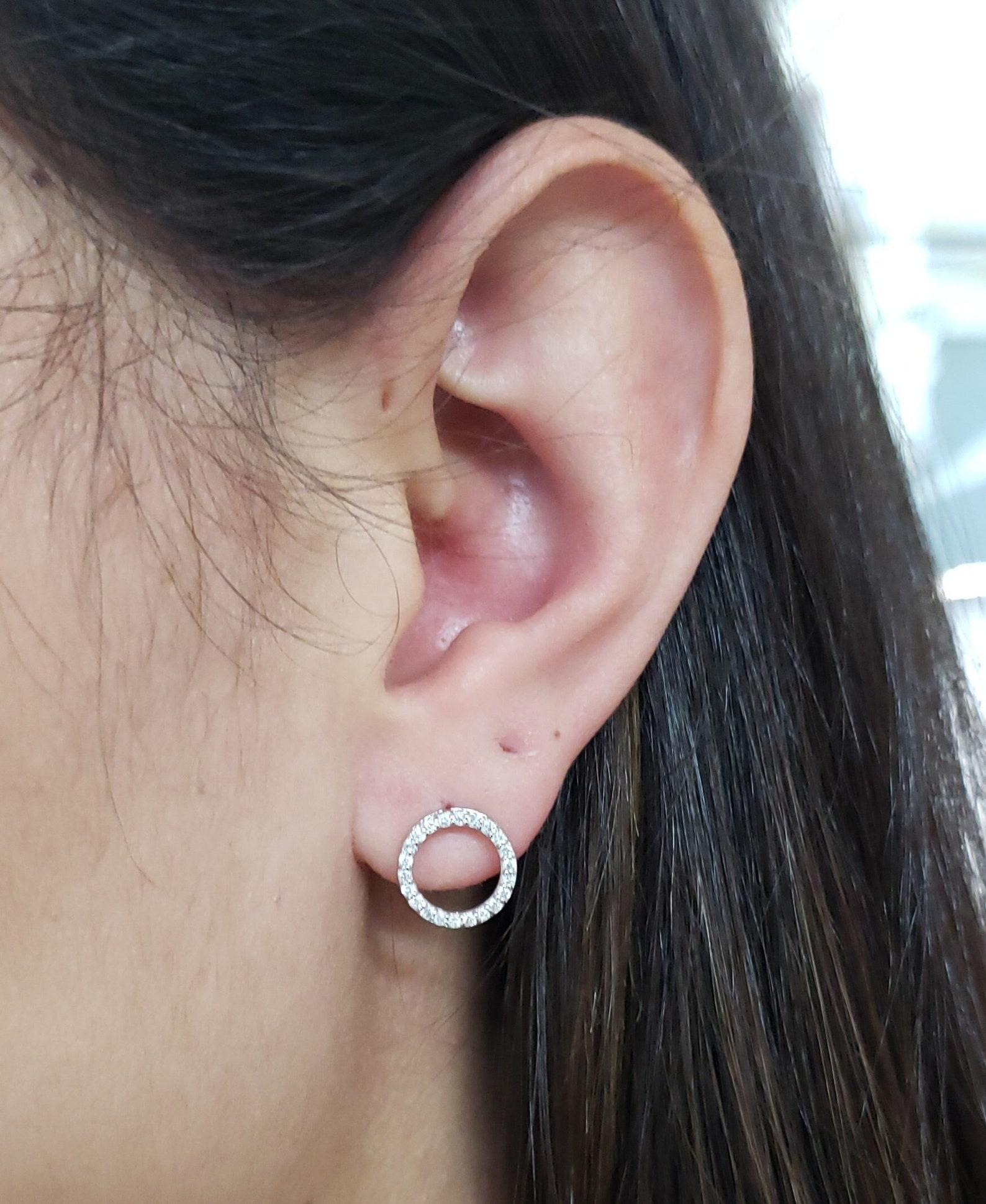 Orecchini a cerchio aperto di moissanite in argento 925 Orecchini a perno di forma rotonda. 2