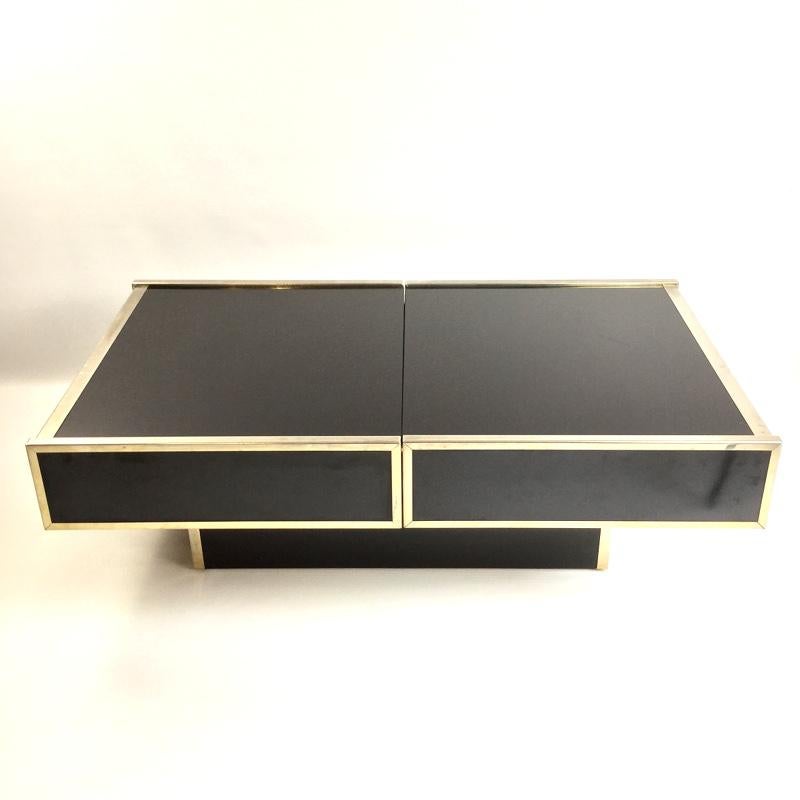 Table basse de bar à cocktail de la Maison Lancel dans le style de Willy Rizzo
Le plateau de la table s'ouvre en coulissant pour révéler un compartiment central pour le bar en acier inoxydable.
Cadre en formica et acier inoxydable avec plateau en
