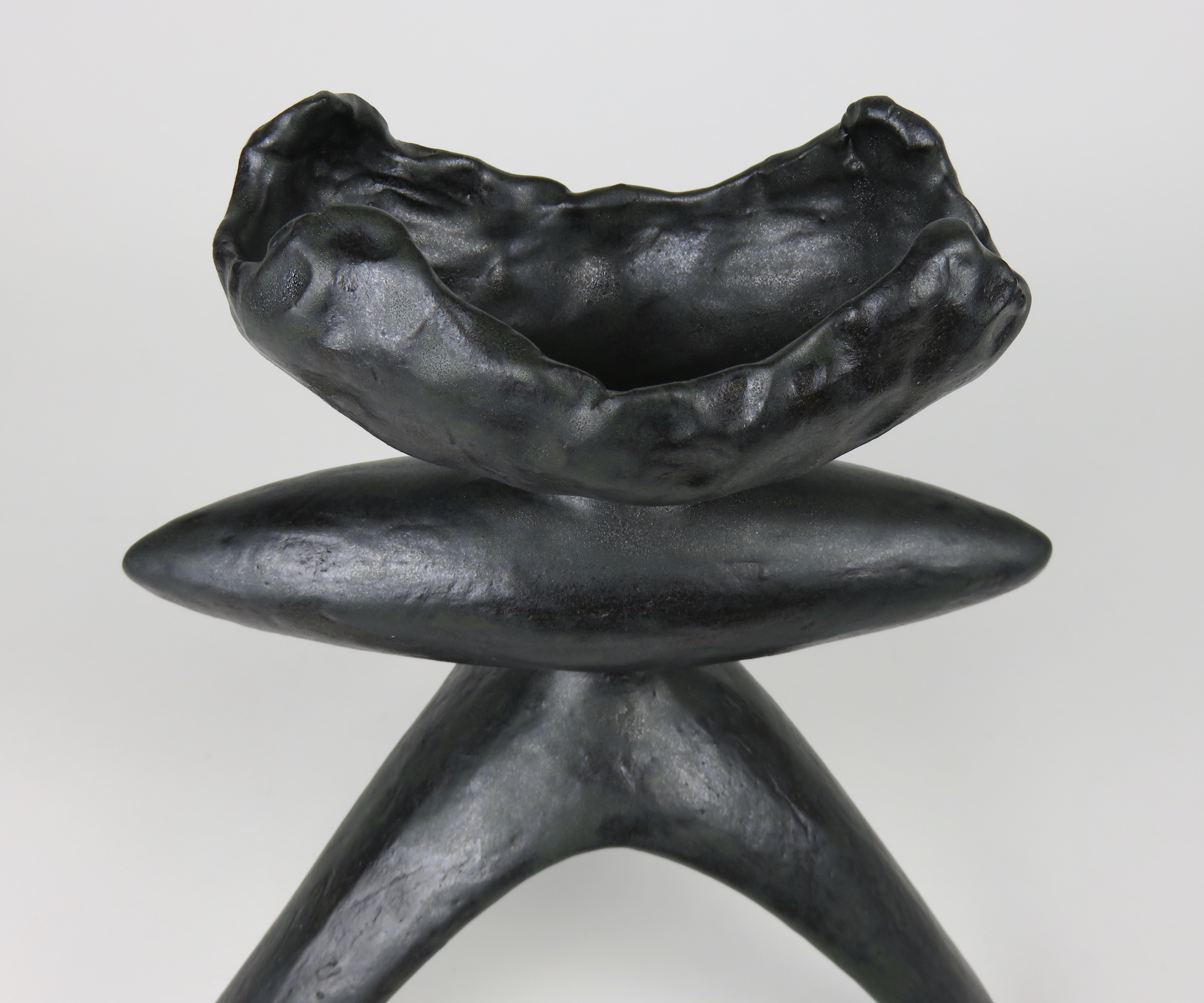 Open Crimped Curve Top, längliches Zentrum, dreibeinige Beine, schwarze Keramik TOTEM im Angebot 3