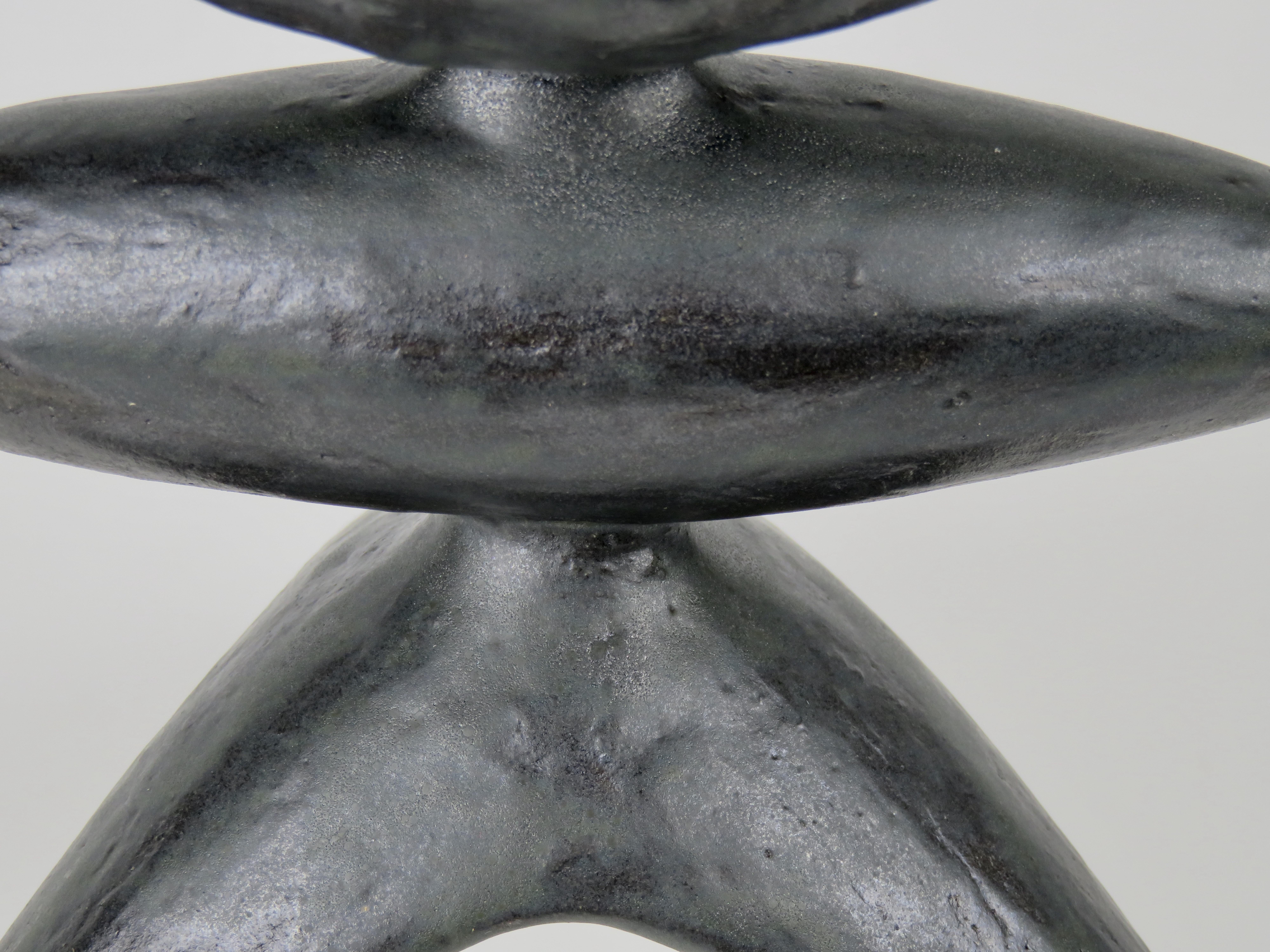 Open Crimped Curve Top, längliches Zentrum, dreibeinige Beine, schwarze Keramik TOTEM im Angebot 5