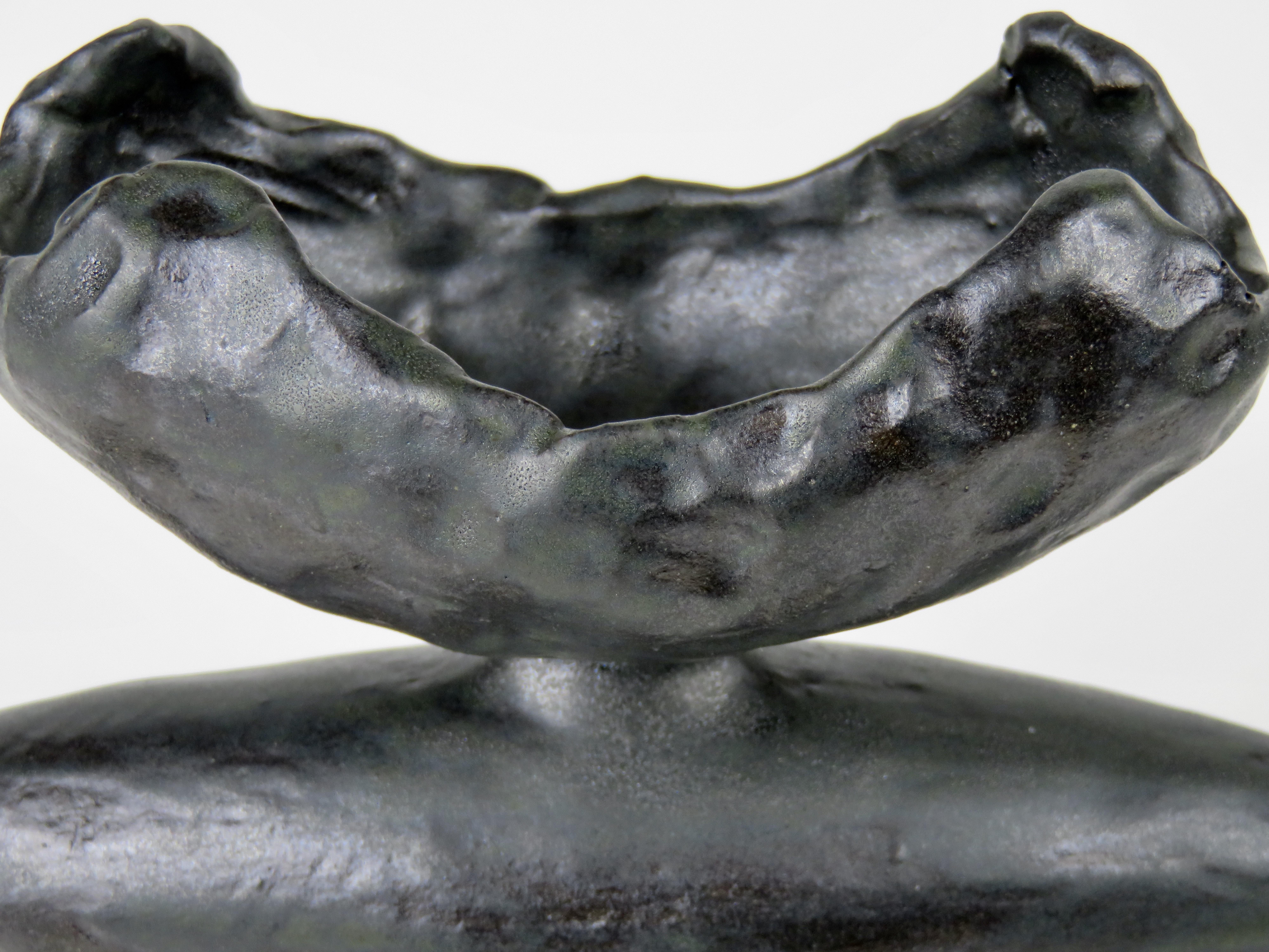 Open Crimped Curve Top, längliches Zentrum, dreibeinige Beine, schwarze Keramik TOTEM im Angebot 8