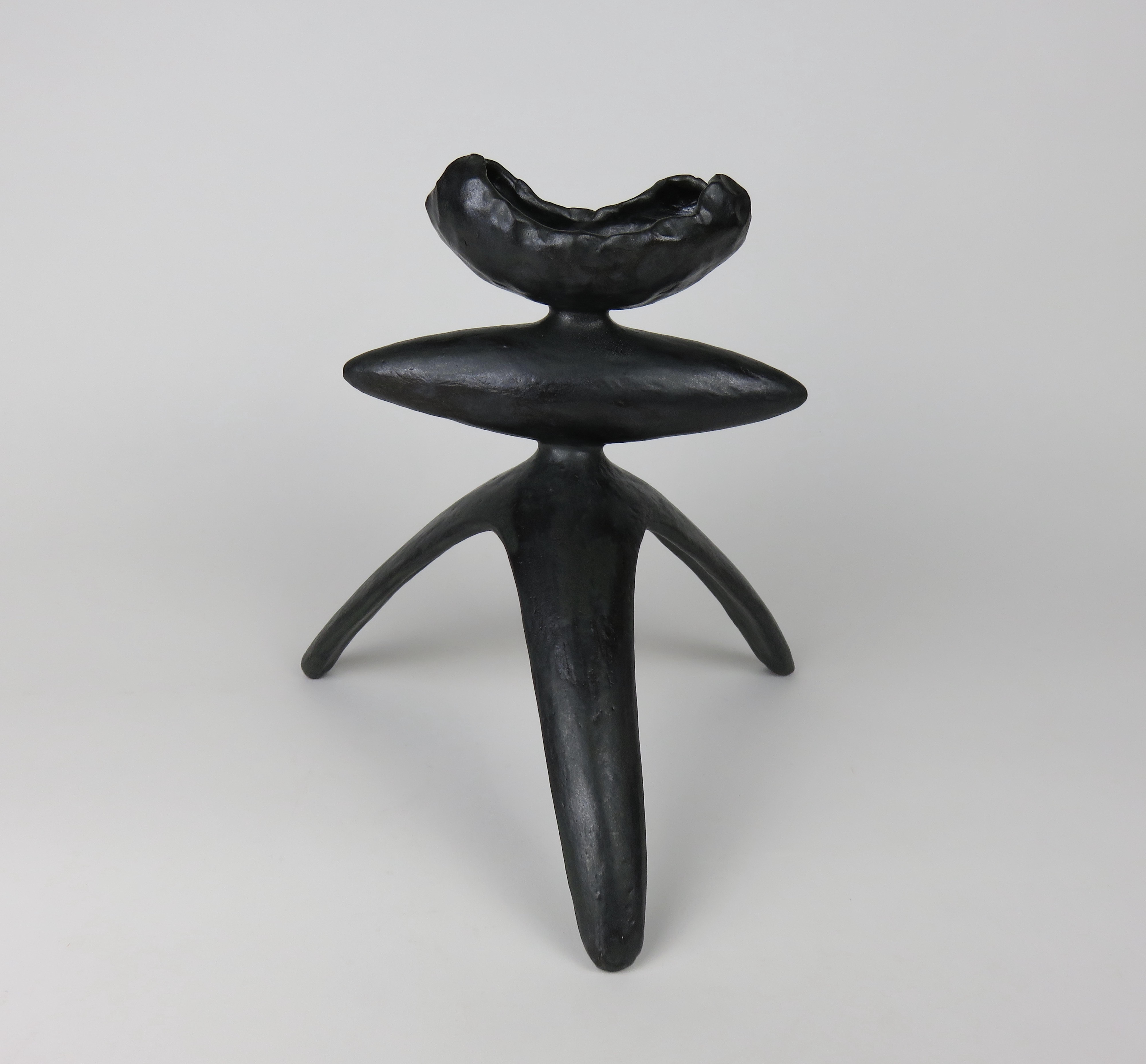 Open Crimped Curve Top, längliches Zentrum, dreibeinige Beine, schwarze Keramik TOTEM (amerikanisch) im Angebot