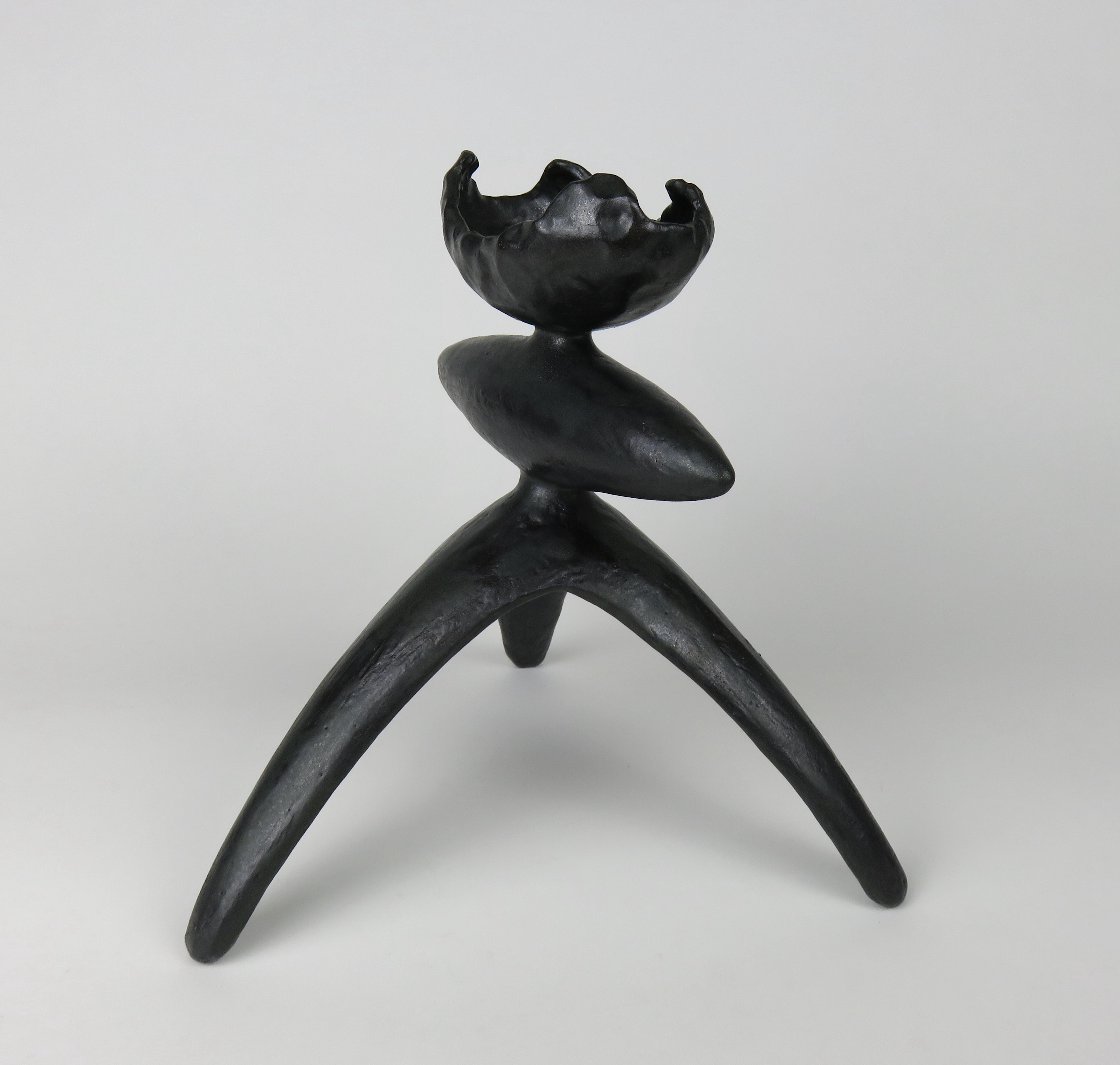 Piano a curva aperta, centro allungato, gambe a treppiede, ceramica nera TOTEM In condizioni Nuovo in vendita a New York, NY