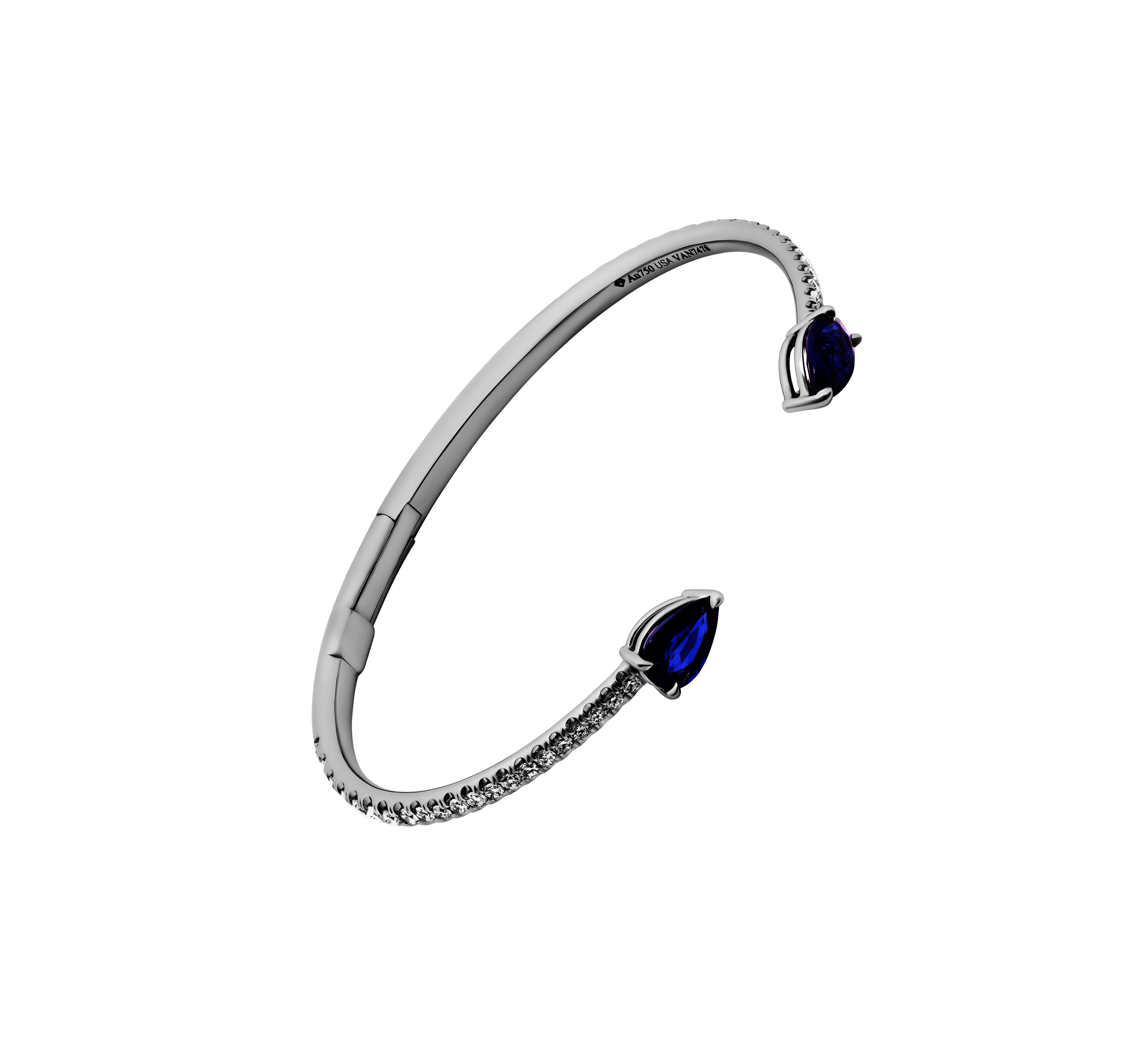 Bracciale aperto 
Con diamanti bianchi e 2 zaffiri a forma di pera in oro bianco 18 carati Diamanti
Per un totale di 1,04ct 
Zaffiri blu per un totale di 2,00ct