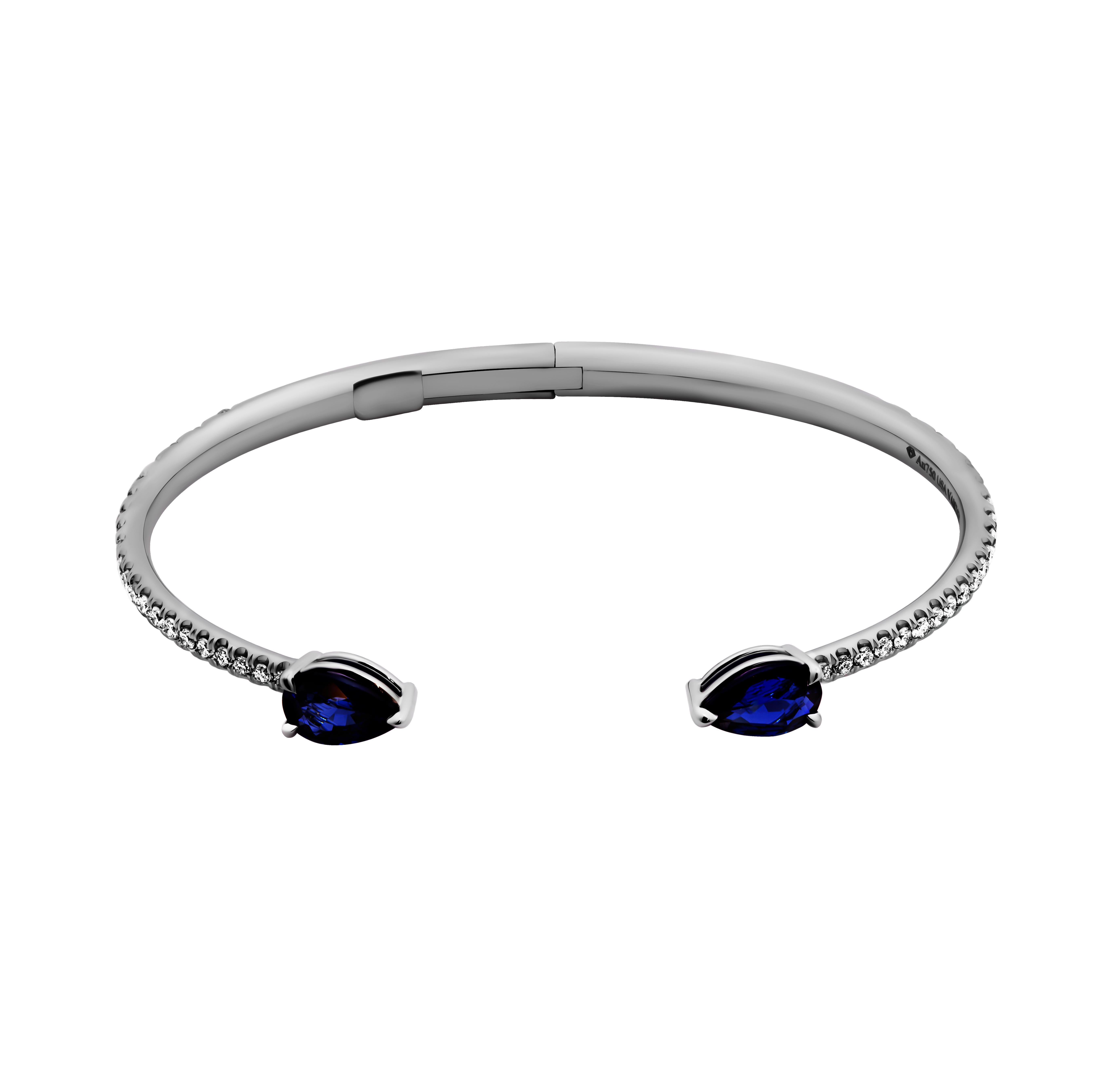 Moderno Bracciale aperto con diamanti e zaffiri in vendita