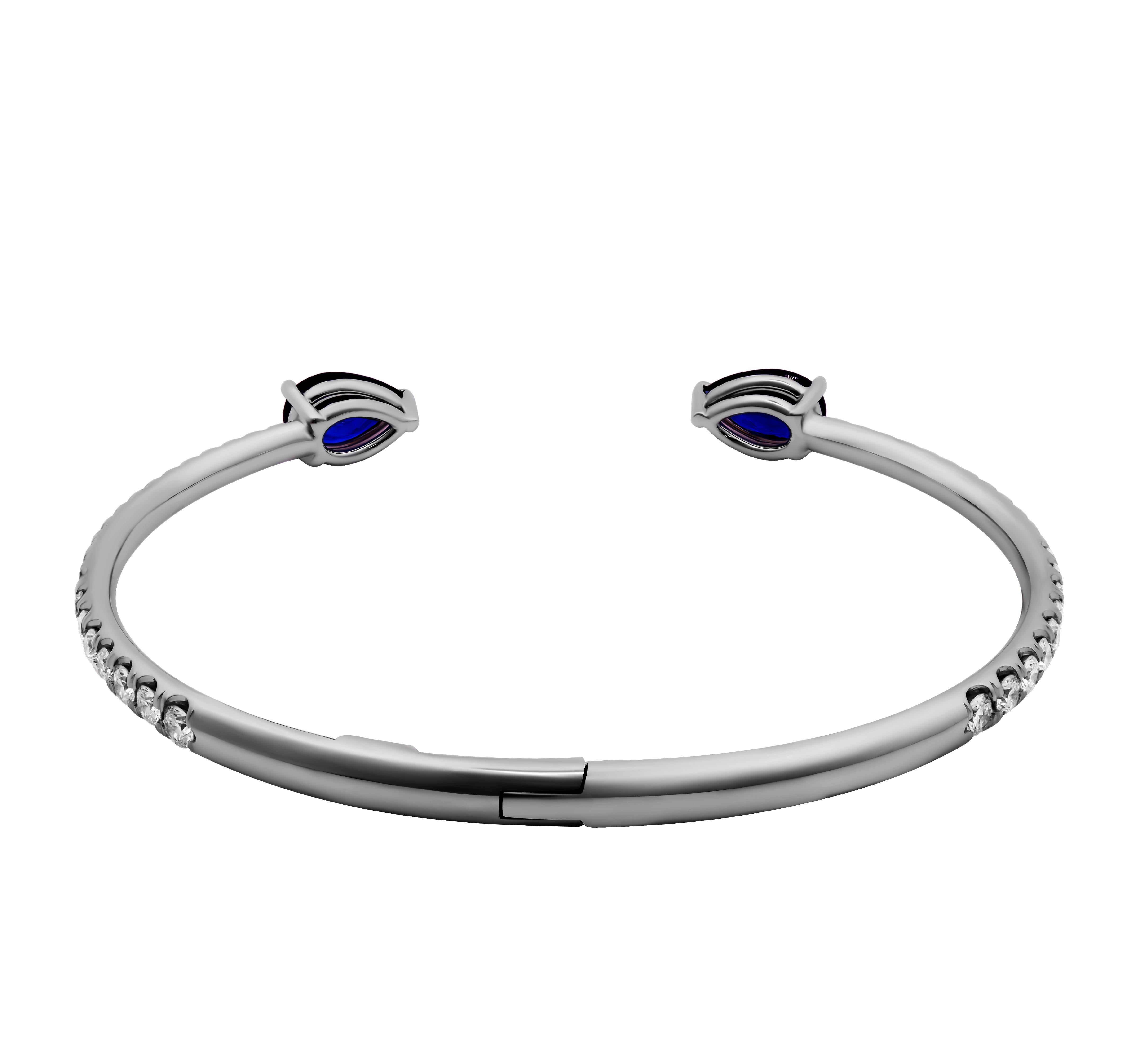 Taglio a goccia Bracciale aperto con diamanti e zaffiri in vendita