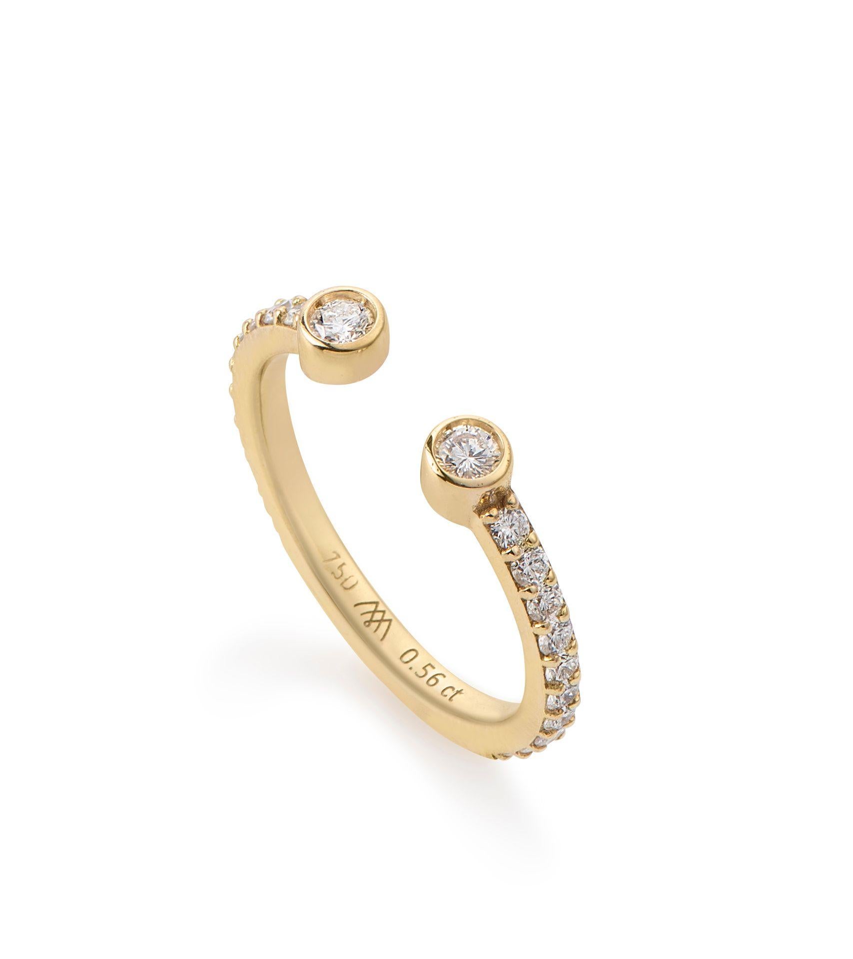 Réalisée en or jaune 18 carats, la bague Eternal Diamond  comporte deux diamants naturels sertis sur les pointes de son design ouvert et tracé de diamants scintillants le long de la bande (la bague est sertie de diamants jusqu'aux 3/4 de l'anneau,