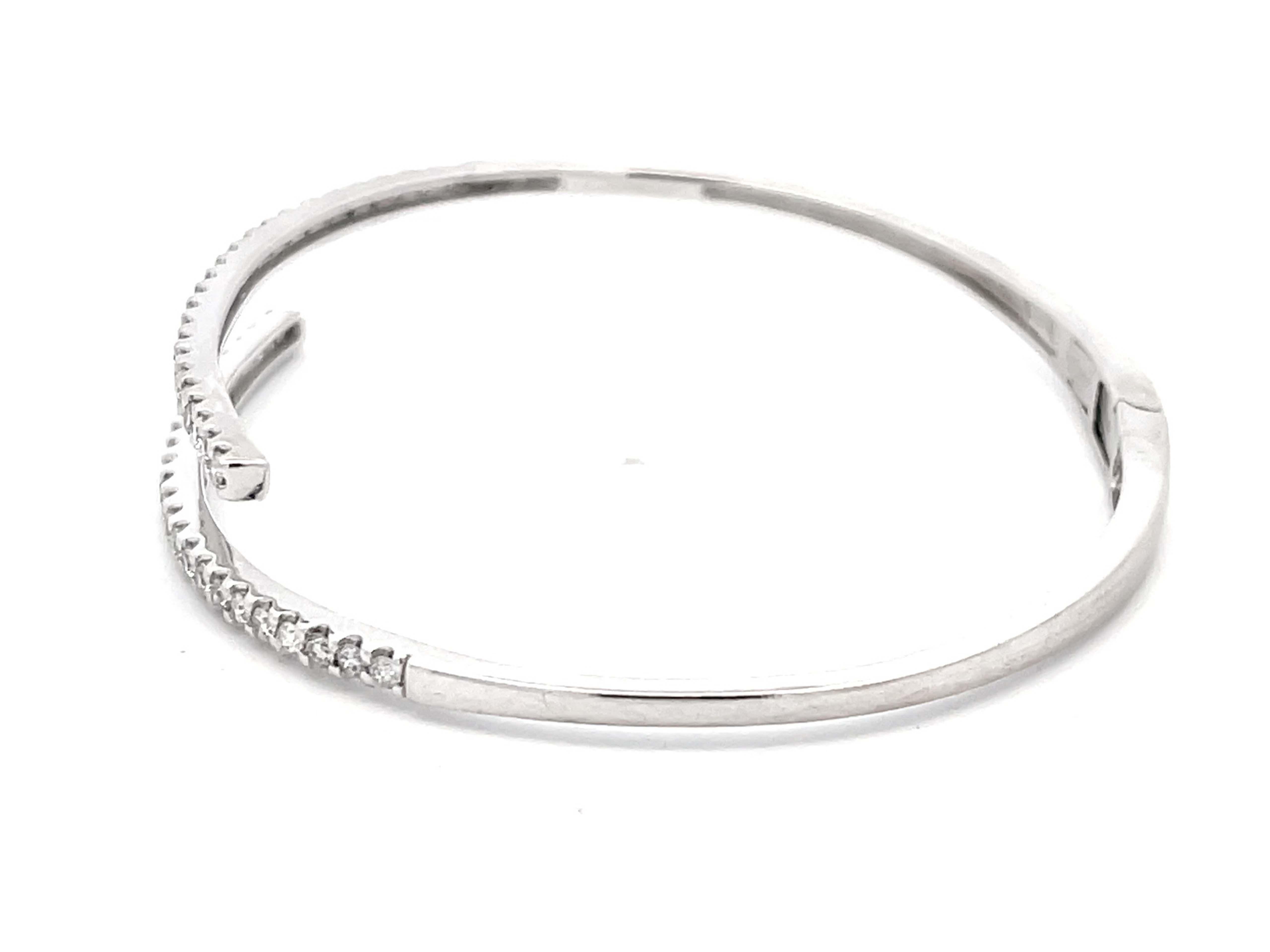 Open Double Diamond Bangle in 14k White Gold In Excellent Condition For Sale In Honolulu, HI