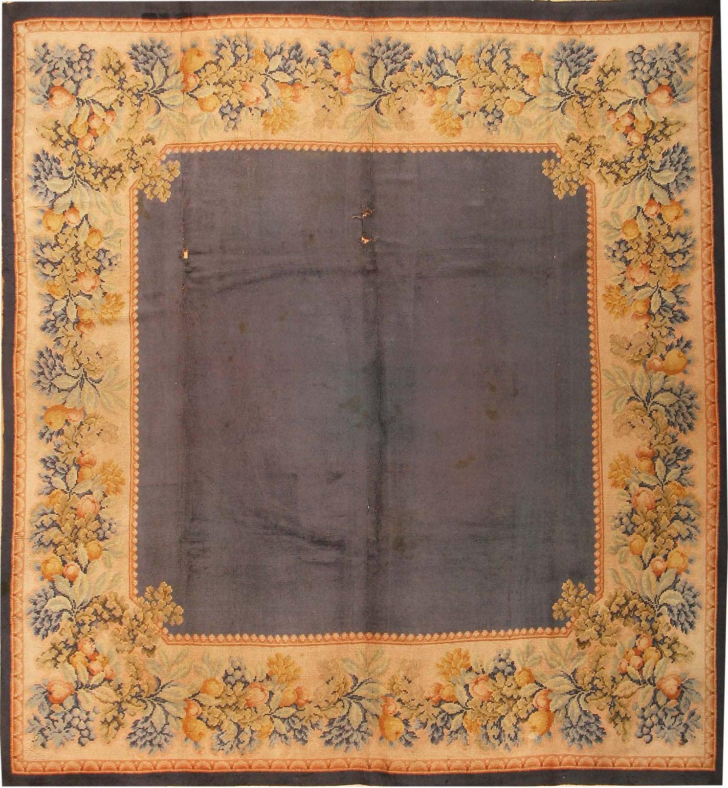 Preciosa Alfombra Continental Antigua de Campo Abierto, Origen de la Alfombra: Inglaterra, Fecha Circa: Finales del siglo XIX 
