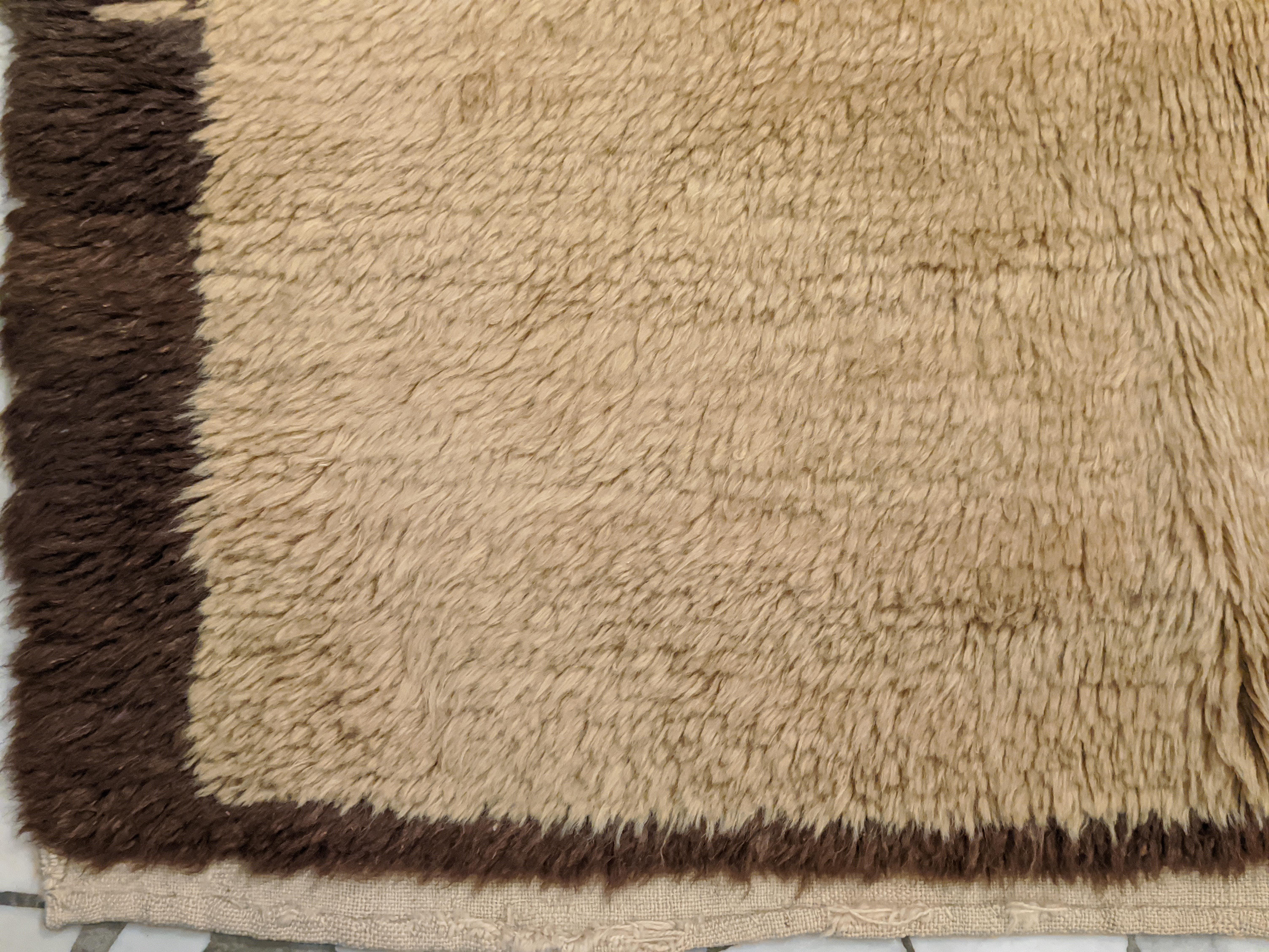 Minimalistischer anatolischer Tulu-Teppich im Vintage-Stil (Handgeknüpft) im Angebot