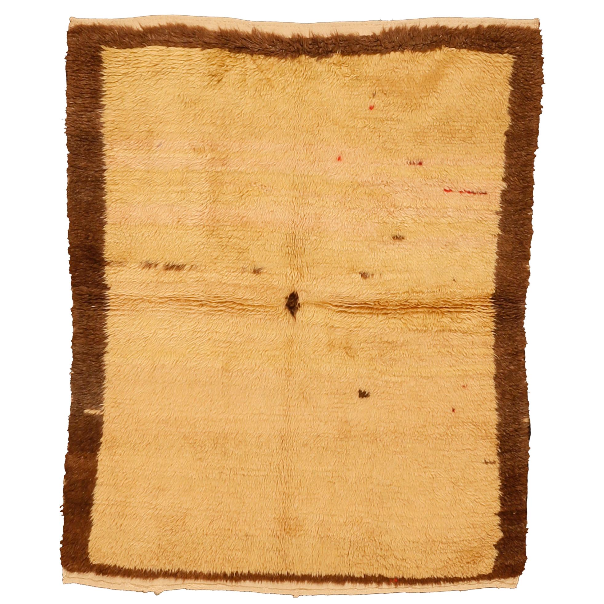 Minimalistischer anatolischer Tulu-Teppich im Vintage-Stil im Angebot