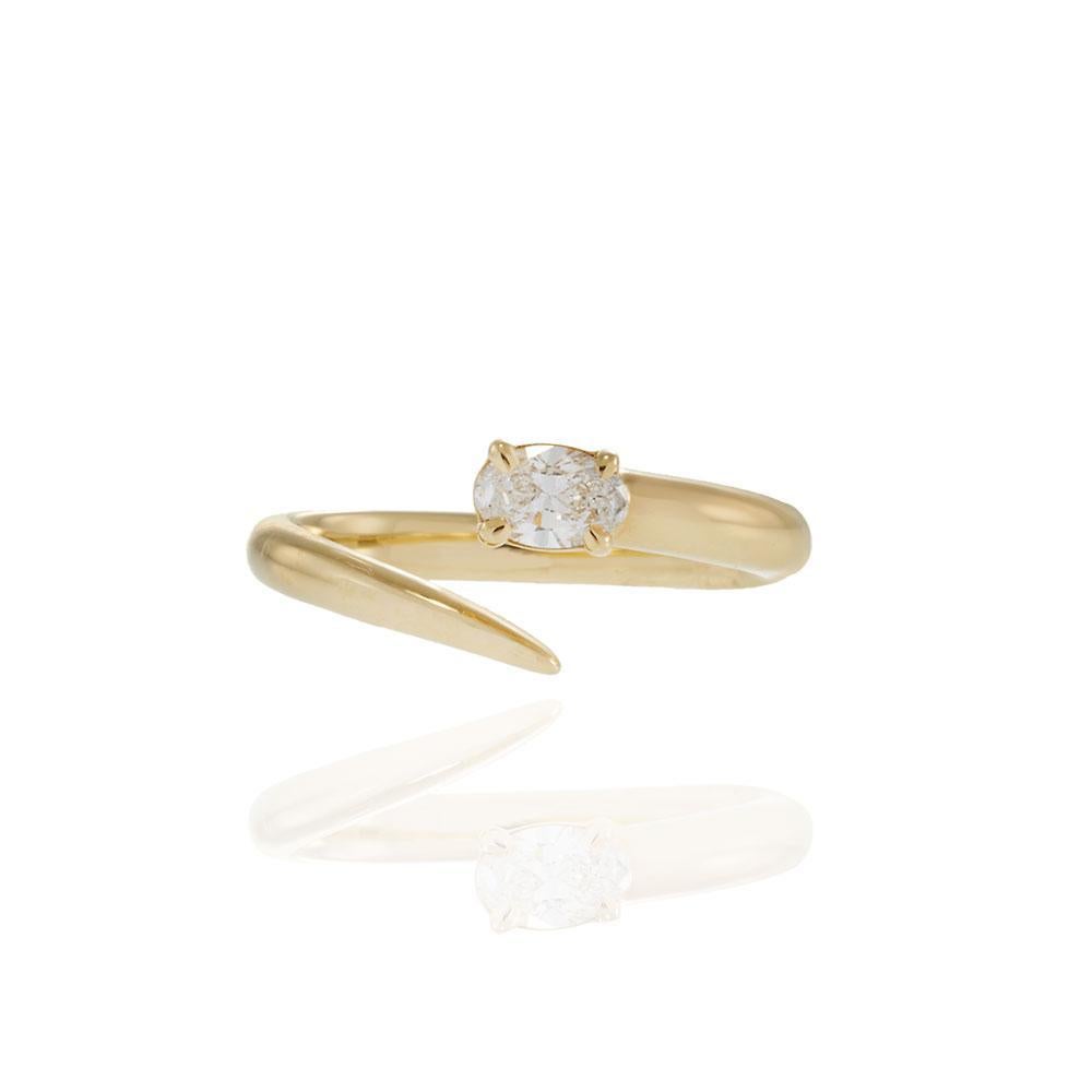 Cette bague en or jaune 18 carats est une version contemporaine d'une bague classique à diamants. Elle se compose d'un anneau ouvert qui se courbe gracieusement autour du doigt. En son centre repose un diamant ovale étincelant pesant 0,30 carats de