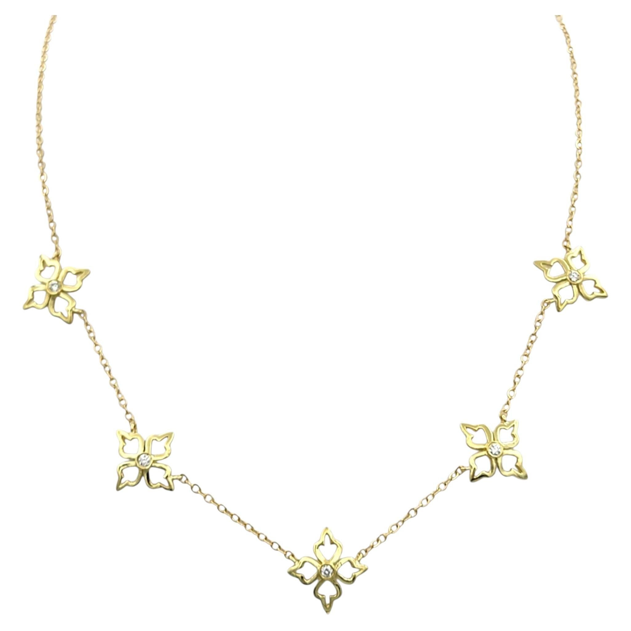 Collana con ciondolo a forma di fiore aperto con diamanti, in oro giallo 18 carati
