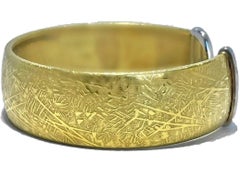 Manchette ouverte en or 18K gravé à l'acide avec diamants par le designer italien UnoAErre