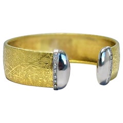 Bracciale aperto in oro 18 carati acidato con diamanti del designer italiano Unoaerre