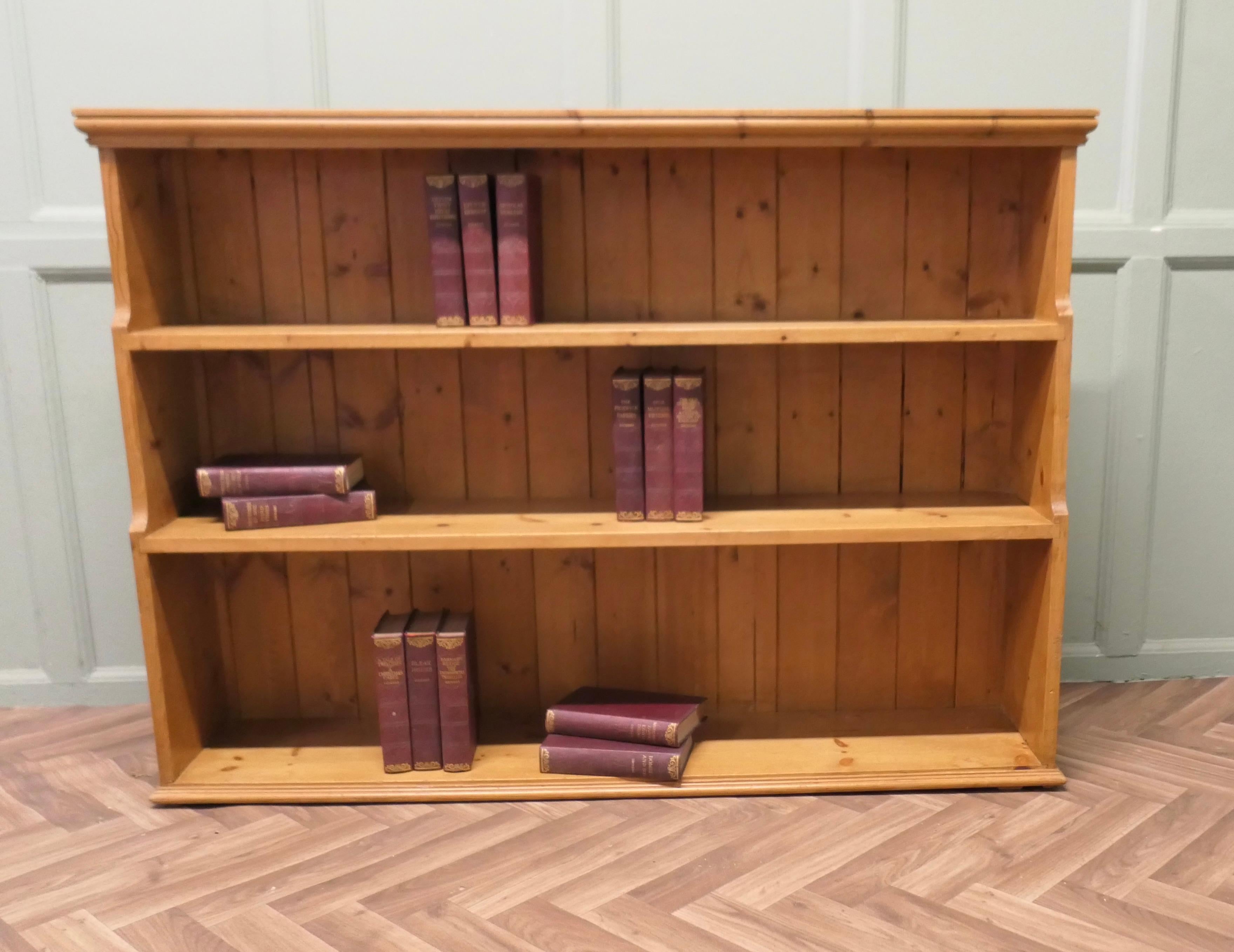 Open Front Pine Book Case, Shelves

This is an excellent quality piece,  it has a waterfall shaped side and a pine planked back
The book case is made in Pine, it has 3 shelves these are moulded along the front and it can be wall hung or set on a