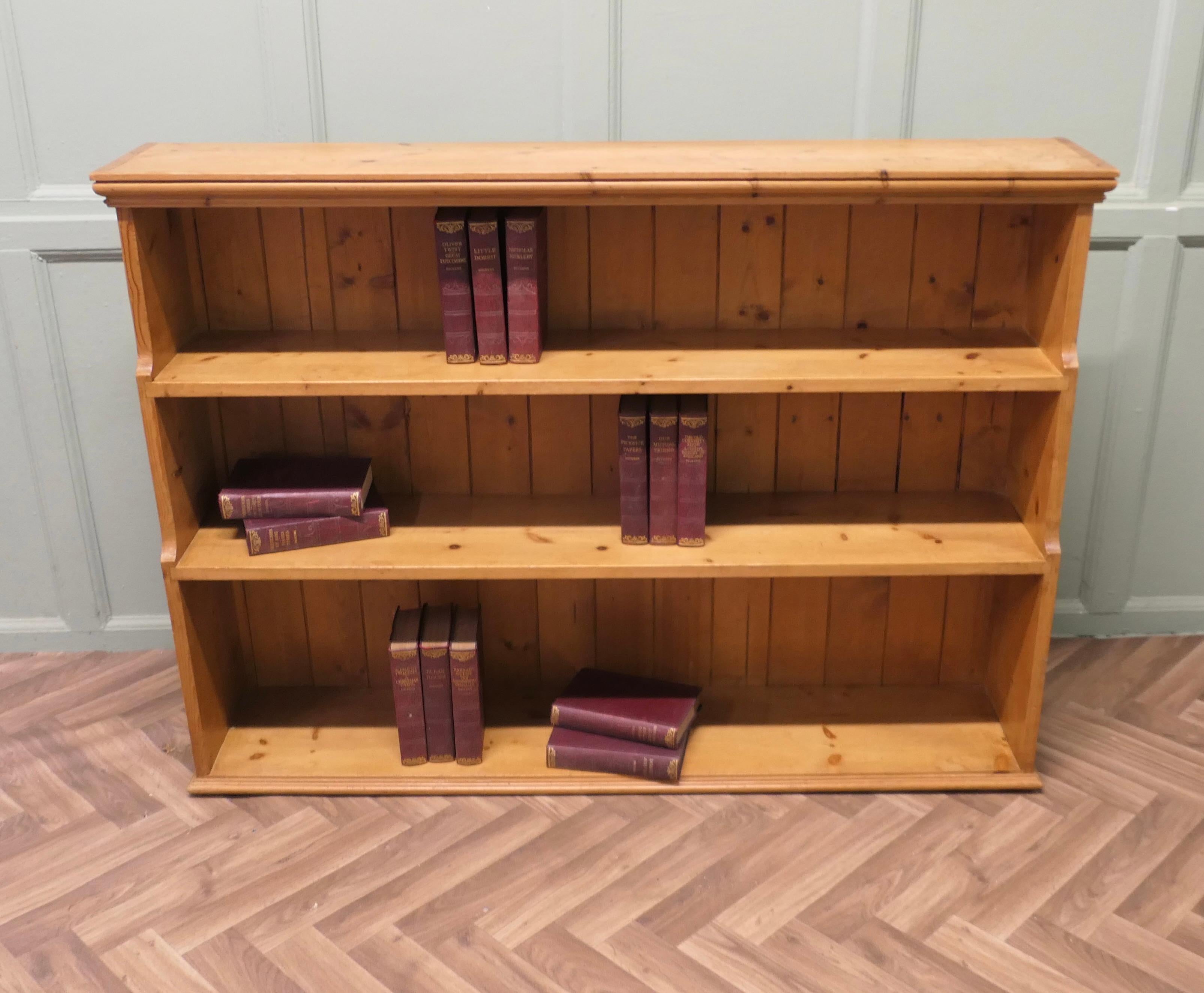 Open Front Pine Book Case, Shelves  This is an excellent quality piece In Good Condition For Sale In Godshill, Isle of Wight