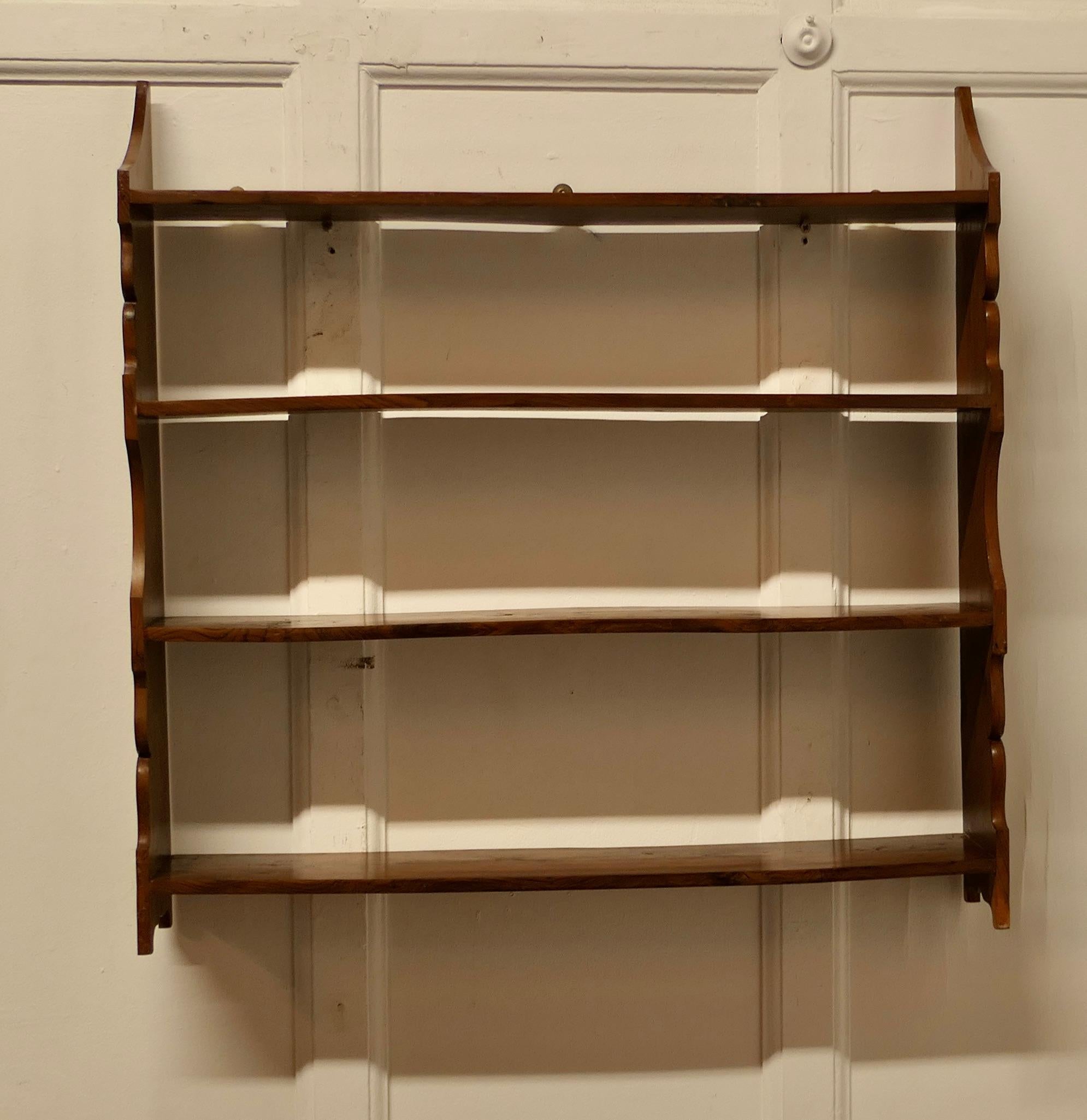 Kunsthandwerkliches Bücherregal aus Eibe mit offener Front zum Aufhängen

Dieses hochwertige Bücherregal hat 4 offene Fächer und eine geschnitzte Verzierung entlang jeder Seitenkante
Das Bücherregal ist in einem guten, attraktiven und stabilen