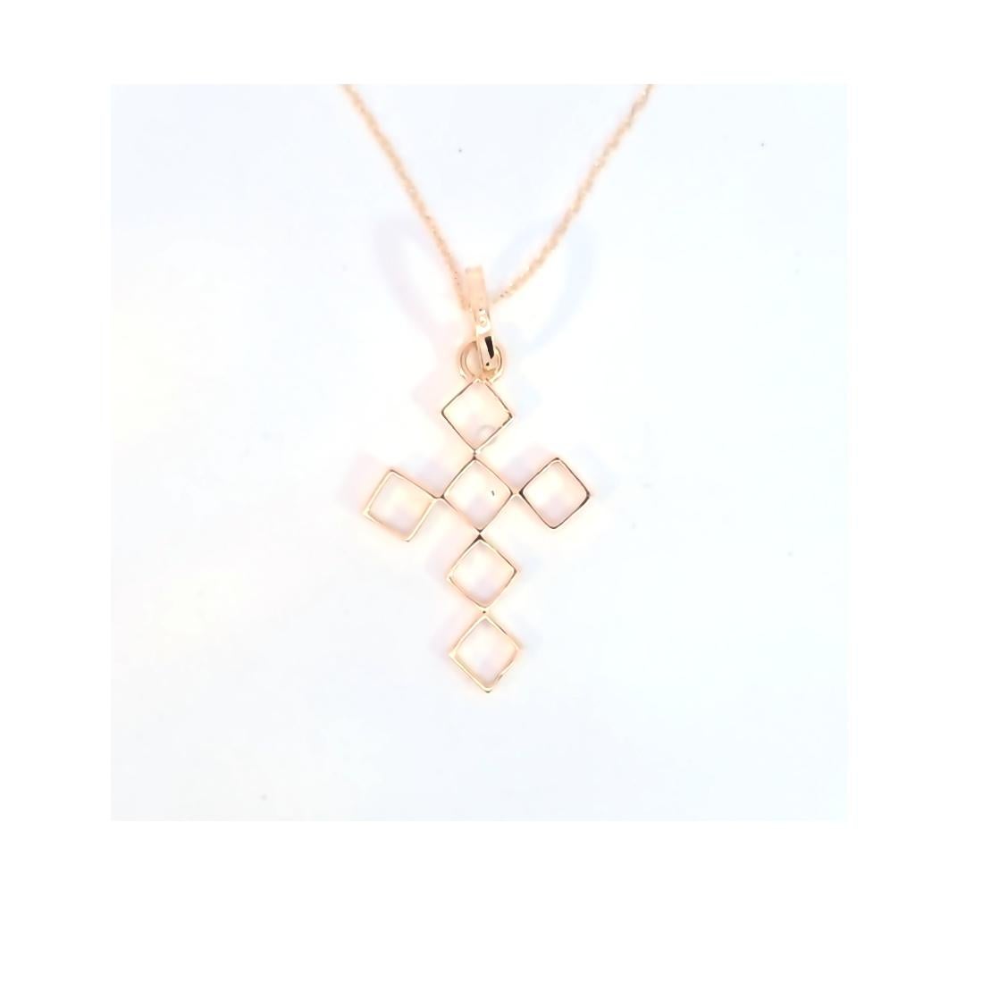 Collar de cruz geométrica abierta en oro amarillo de 14 quilates. El colgante mide 2,5 cm de largo.