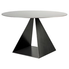 Mesa de comedor metálica con tablero redondo triangular geométrico acabado ennegrecido personalizable