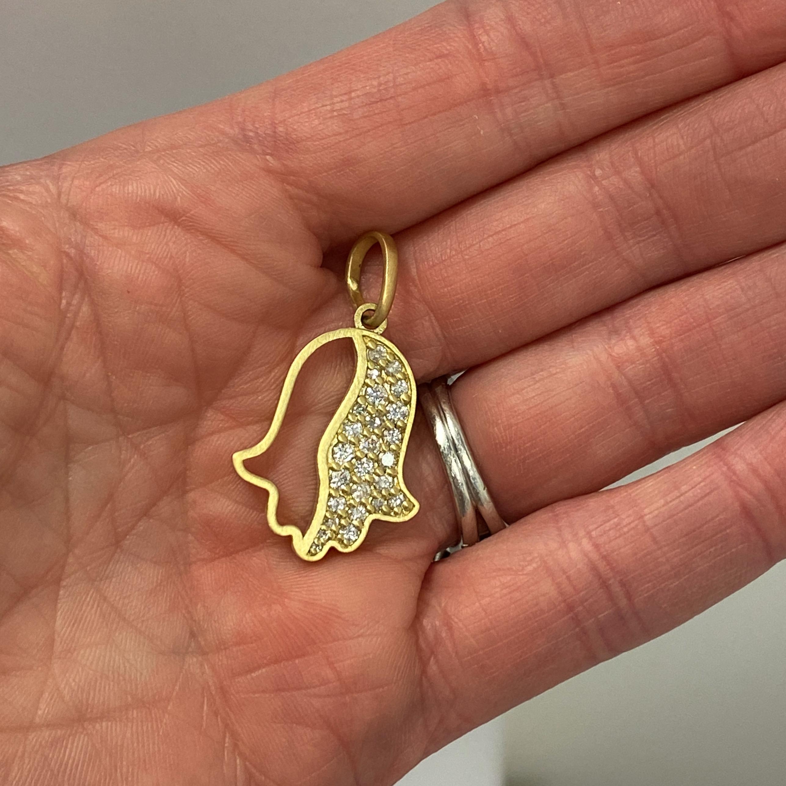 „Open Halfsies“ Hamsa mit 0,78 Karat Diamanten aus 18 Karat Gold auf Karneol-Halskette im Angebot 8