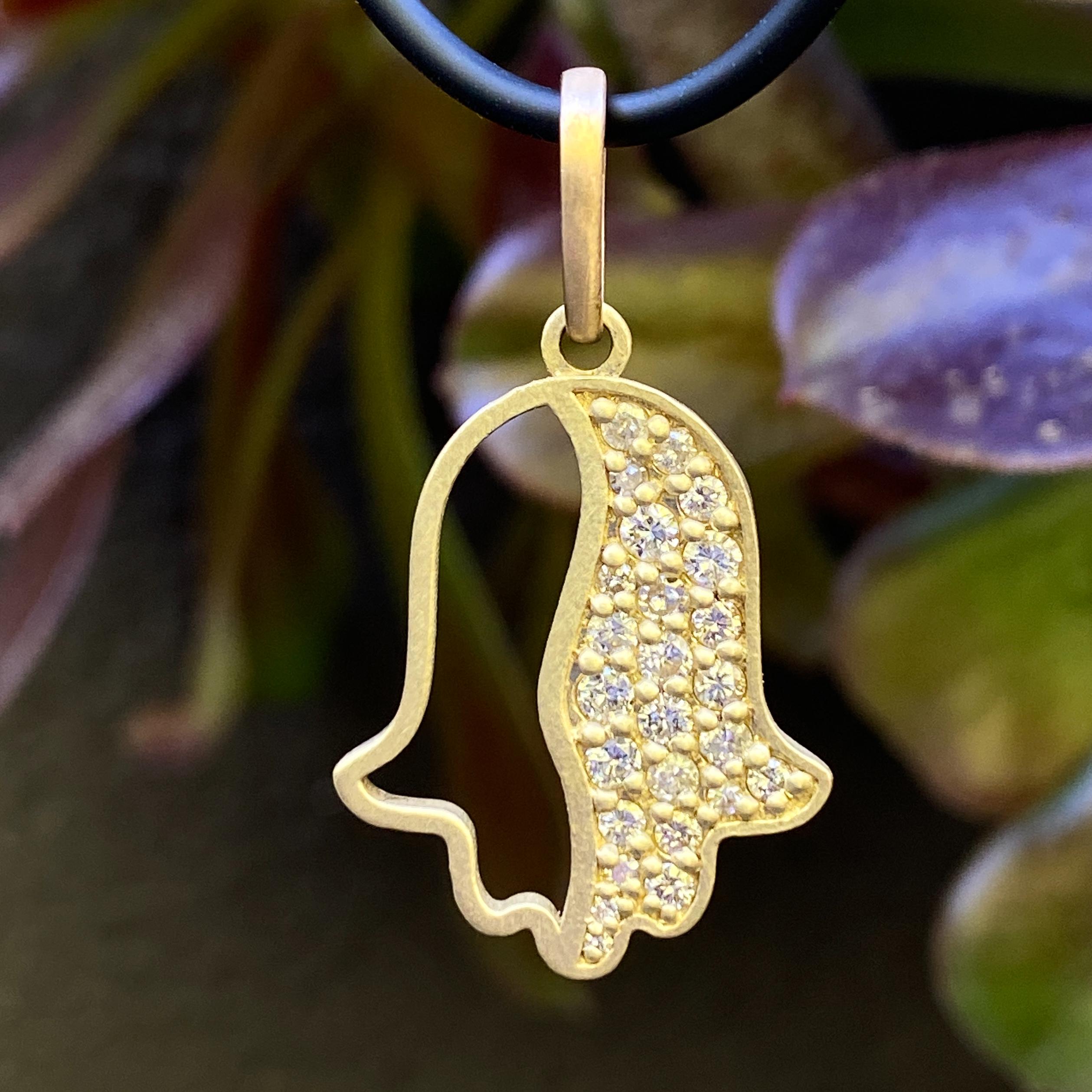 „Open Halfsies“ Hamsa mit 0,78 Karat Diamanten aus 18 Karat Gold auf Karneol-Halskette für Damen oder Herren im Angebot