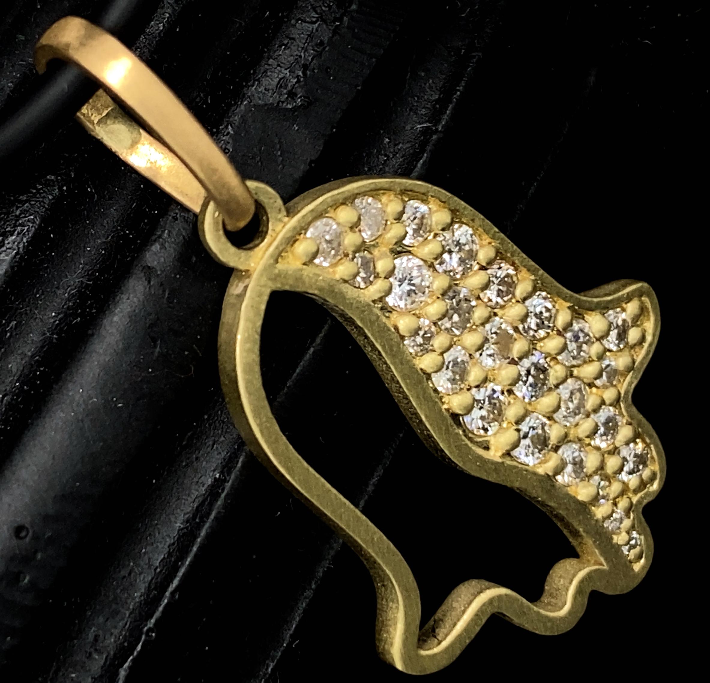 „Open Halfsies“ Hamsa mit 0,78 Karat Diamanten aus 18 Karat Gold auf Karneol-Halskette im Angebot 1