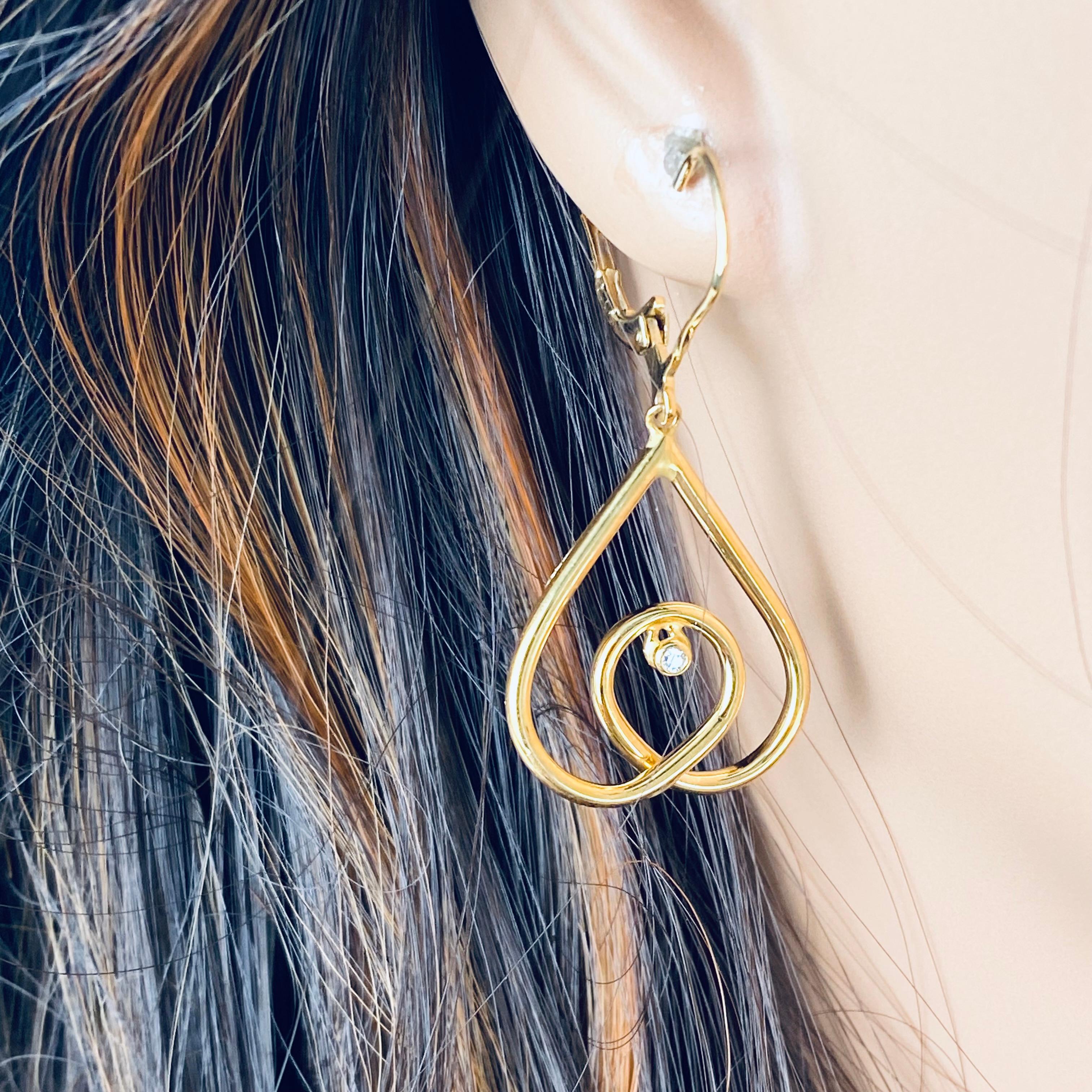 Boucles d'oreilles pendantes en or jaune 14 carats avec diamant en forme de coeur ouvert 0.10 carat en vente 2