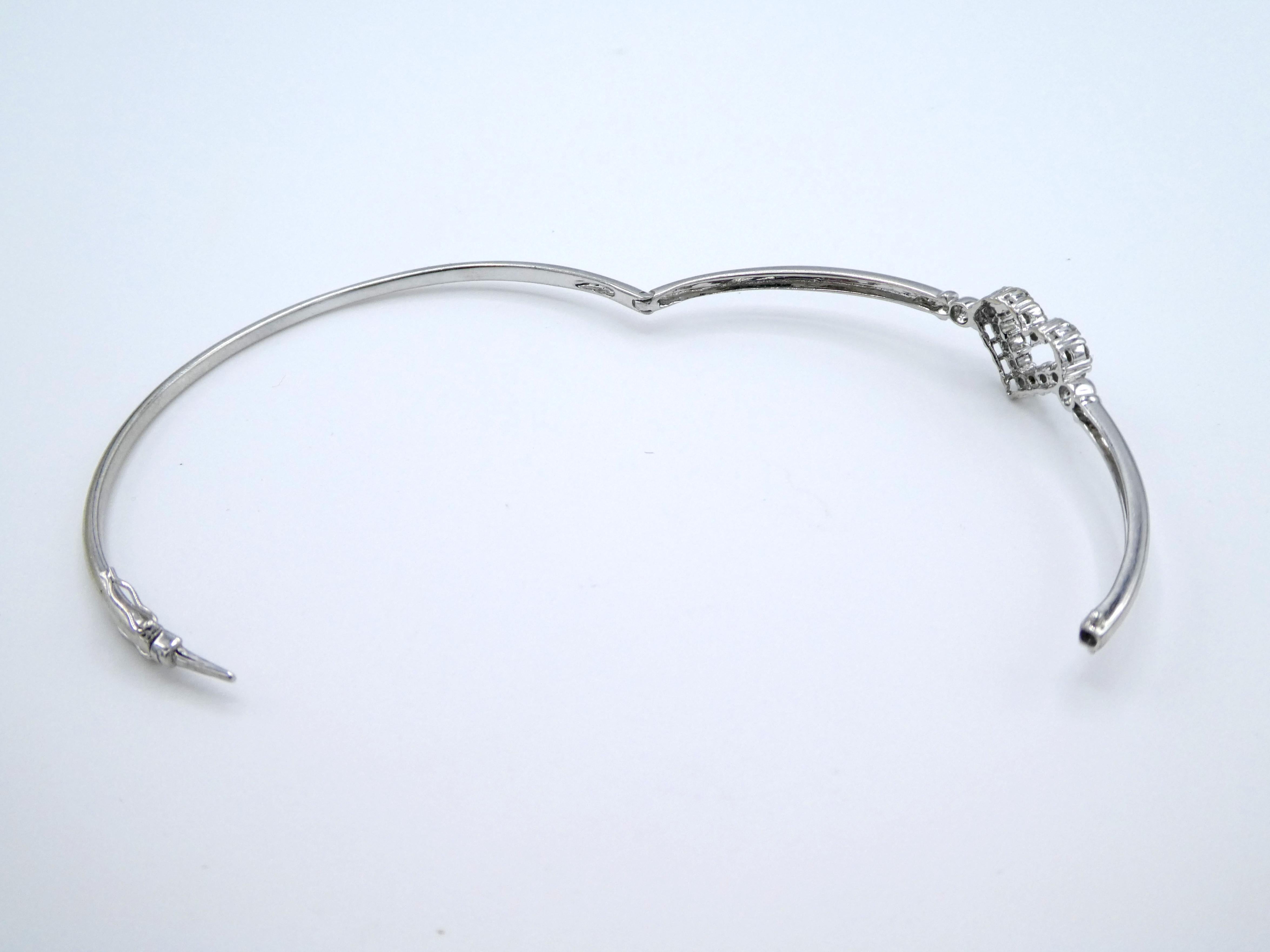 Open Heart Diamond 18 Karat White Gold Hinged Bangle Bracelet In Excellent Condition In  Baltimore, MD