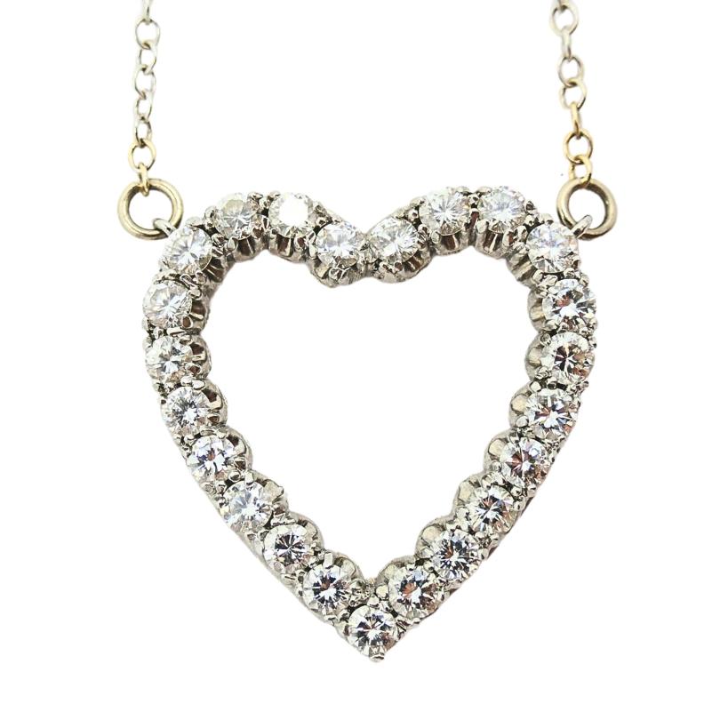 Taglio rotondo Collana di diamanti a cuore aperto con catena di platino in vendita
