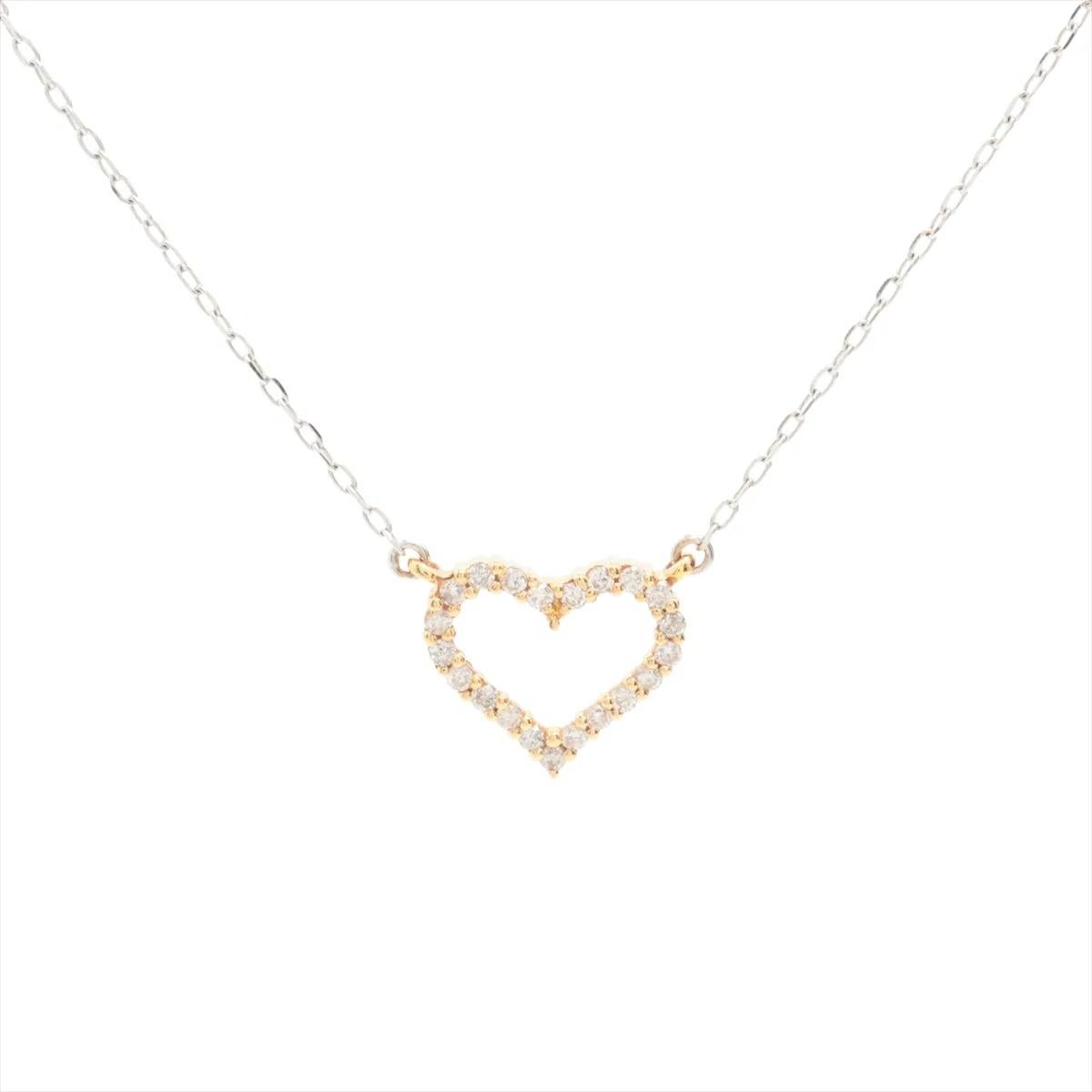 Le collier de diamants à cœur ouvert en or jaune et en or blanc dégage une élégance moderne avec une touche de romantisme. Magnifiquement travaillé, le pendentif présente un gracieux motif à cœur ouvert qui mêle harmonieusement l'or jaune chaud à