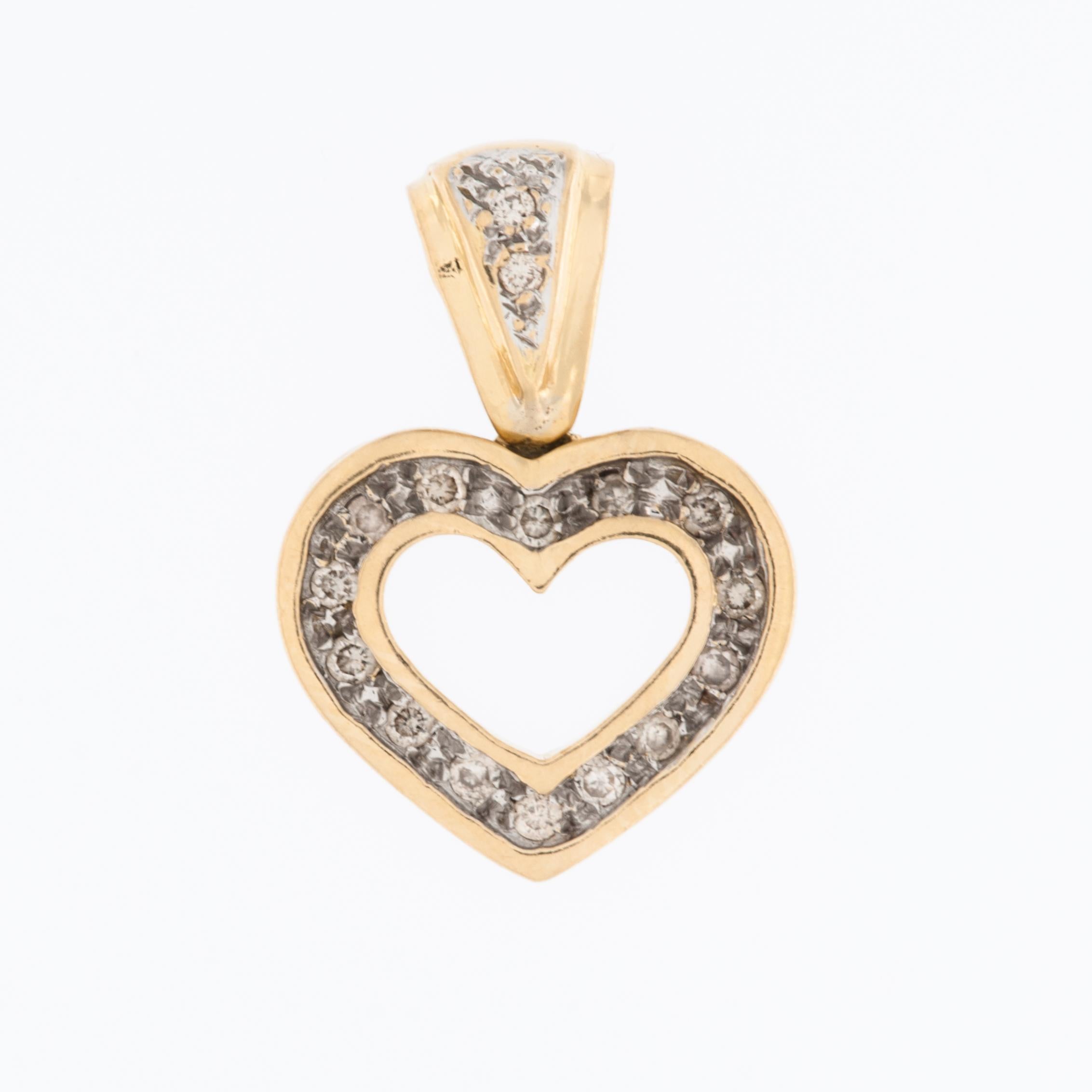 Le pendentif à cœur ouvert en or jaune et blanc 18 carats est un bijou saisissant et élégant qui allie harmonieusement un design classique à une touche de style contemporain. Fabriqué en or 18kt de haute qualité, ce pendentif présente un cœur