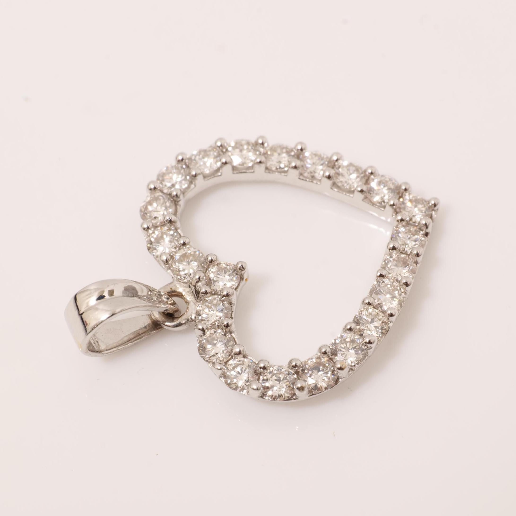Pendentif en or massif 14K avec diamant en forme de cœur ouvert (certifié) Neuf - En vente à New Delhi, DL
