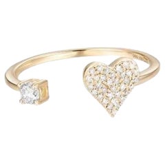 Anillo de oro amarillo de 14 quilates con diamante redondo pavé y corazón abierto