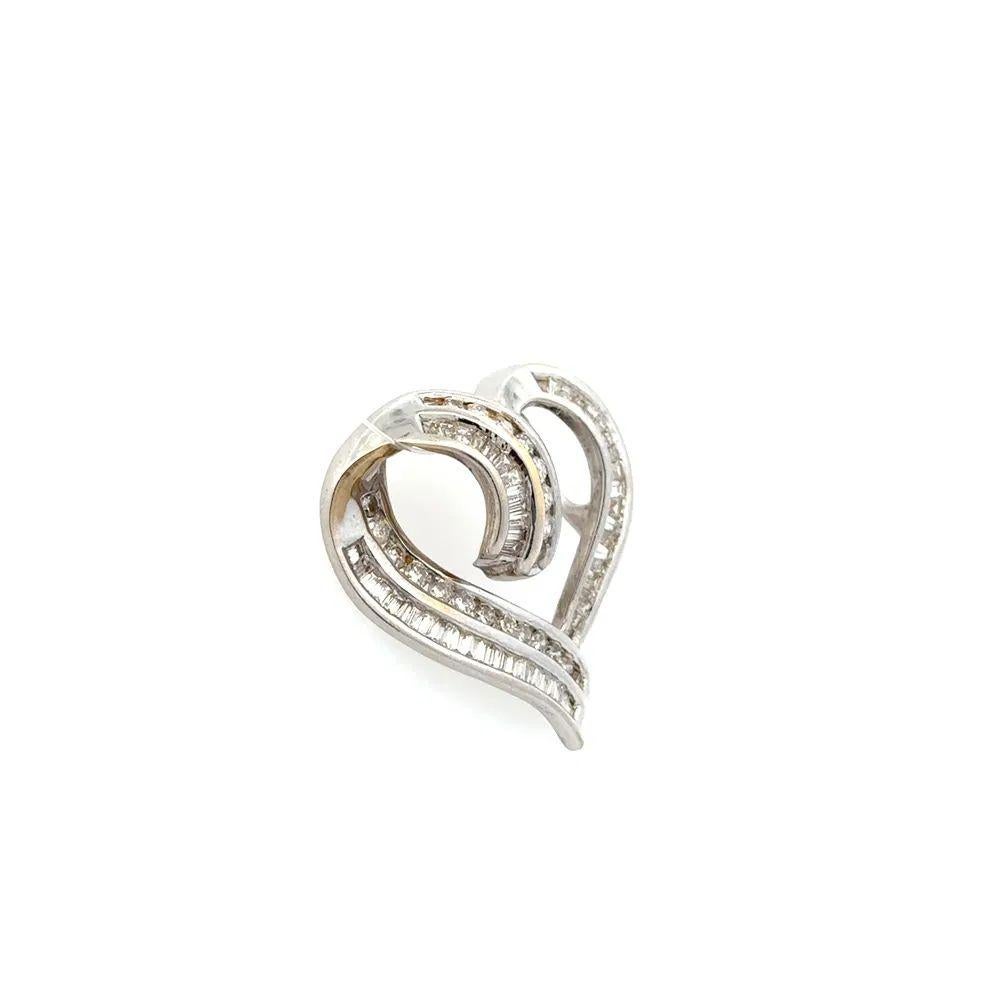 Tout simplement magnifique ! Pendentif en or en forme de cœur ouvert, finement détaillé et orné de diamants. Serti à la main de diamants baguettes et ronds de taille brillant, pesant environ 1,32 ctw, taille du pendentif : 0,90