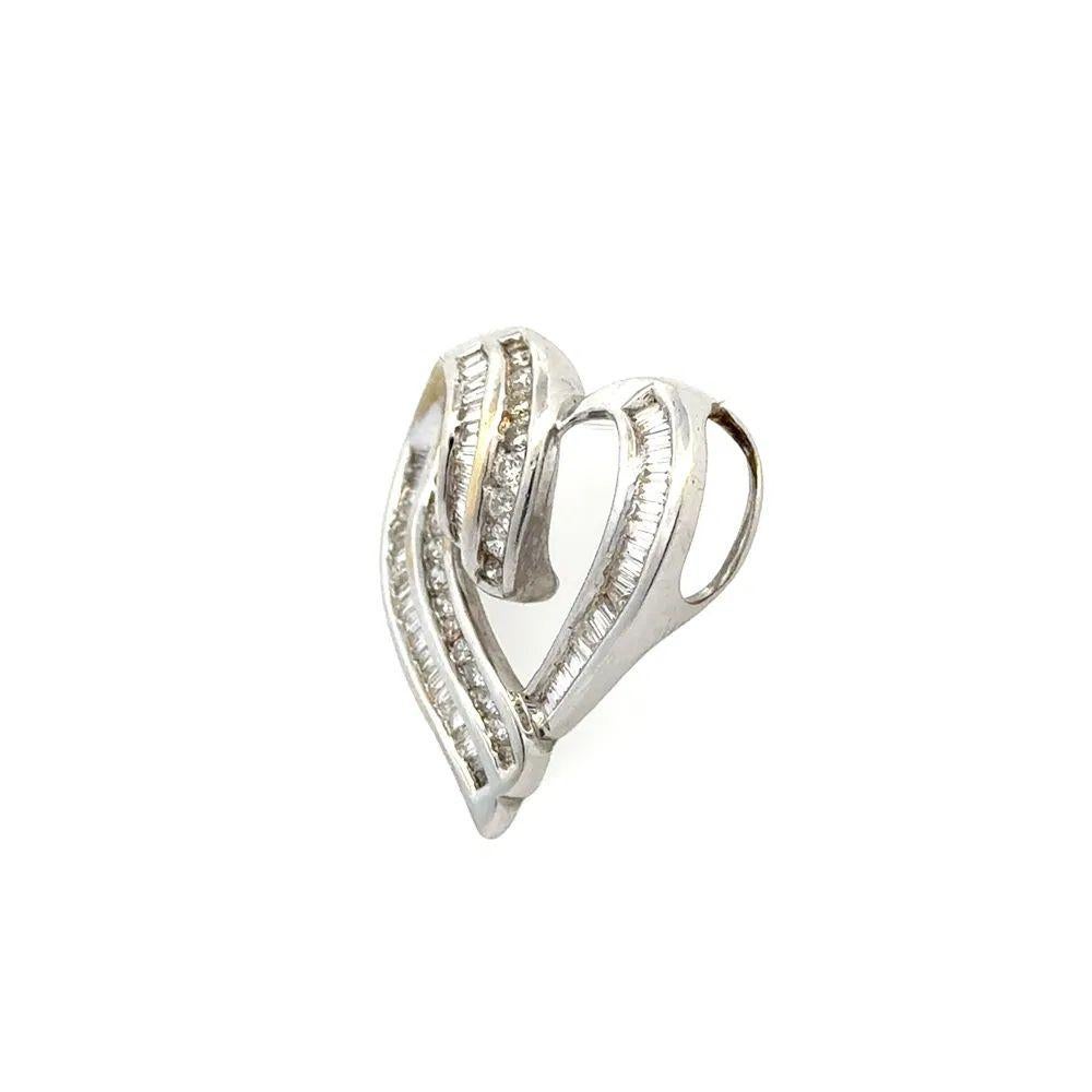 Taille mixte Pendentif vintage en or avec cœur ouvert, ruban baguette et diamant RBC en vente