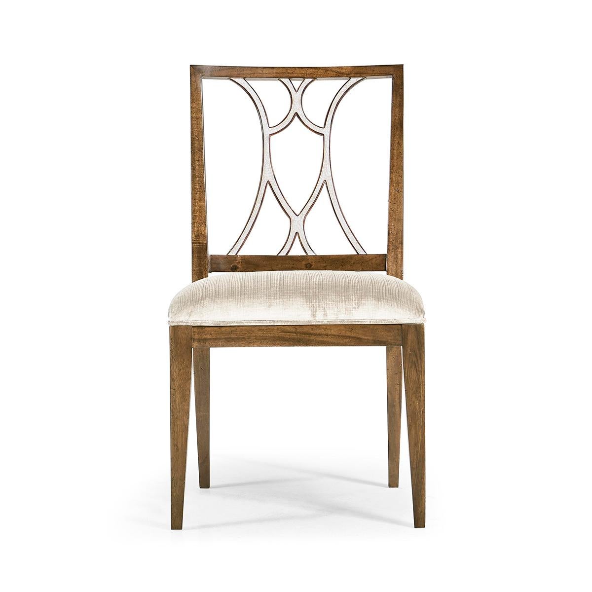 Realizzata in ricco mogano, questa sedia presenta una silhouette classica che si abbina con grazia a qualsiasi stile di arredamento. La caratteristica principale della sedia è il suo squisito intarsio in guscio d'uovo bianco sia all'interno che