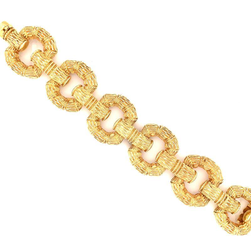 Ce bracelet à maillons ouverts exquis et accrocheur de La Triomphe est une pièce importante des années 1960, qui met en valeur l'élégance de l'artisanat français. Fabriqué en luxueux or jaune 14 carats, le bracelet présente de larges maillons ovales