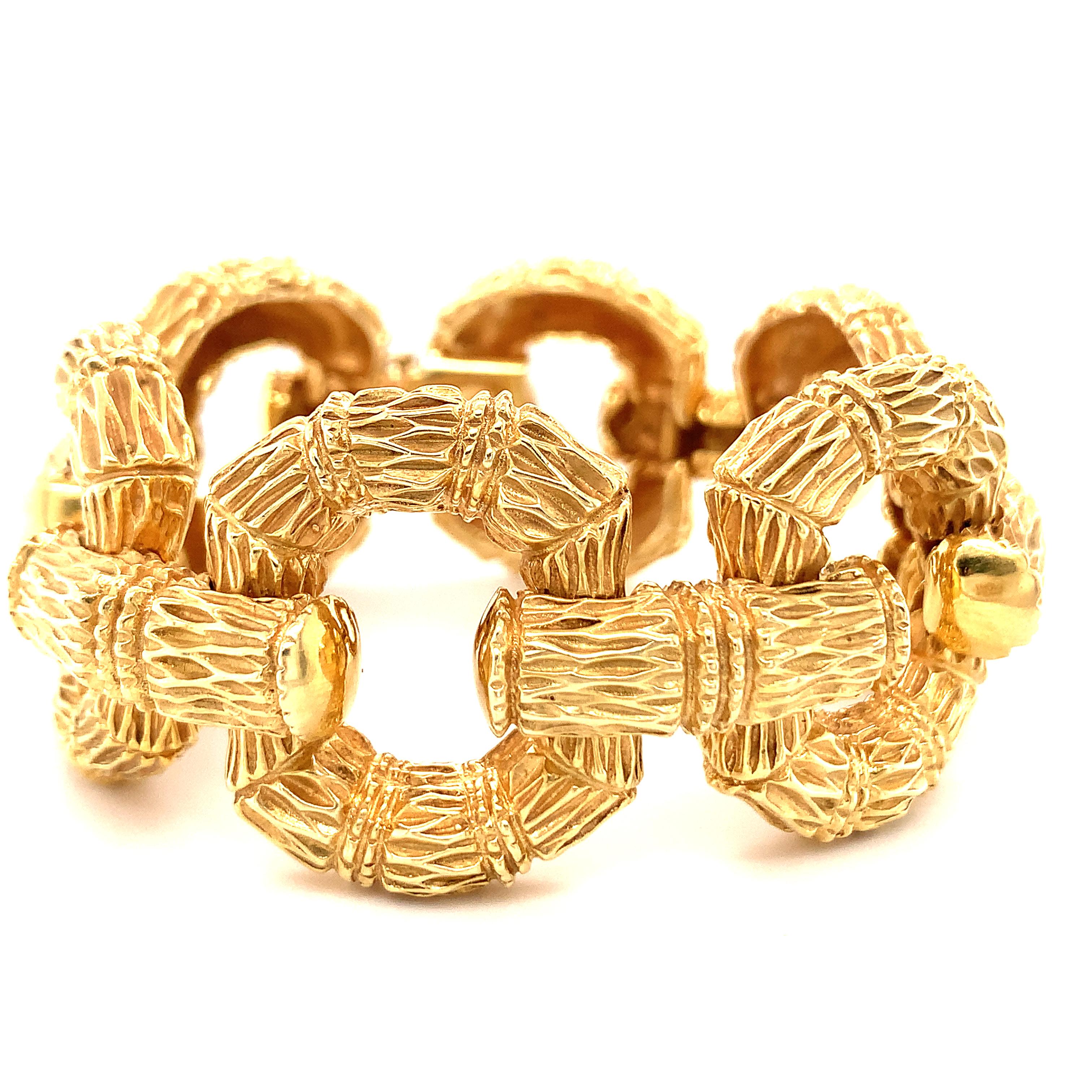 Bracelet en or jaune 14k à maillons ouverts par La Triomphe, circa 1960s Pour femmes en vente