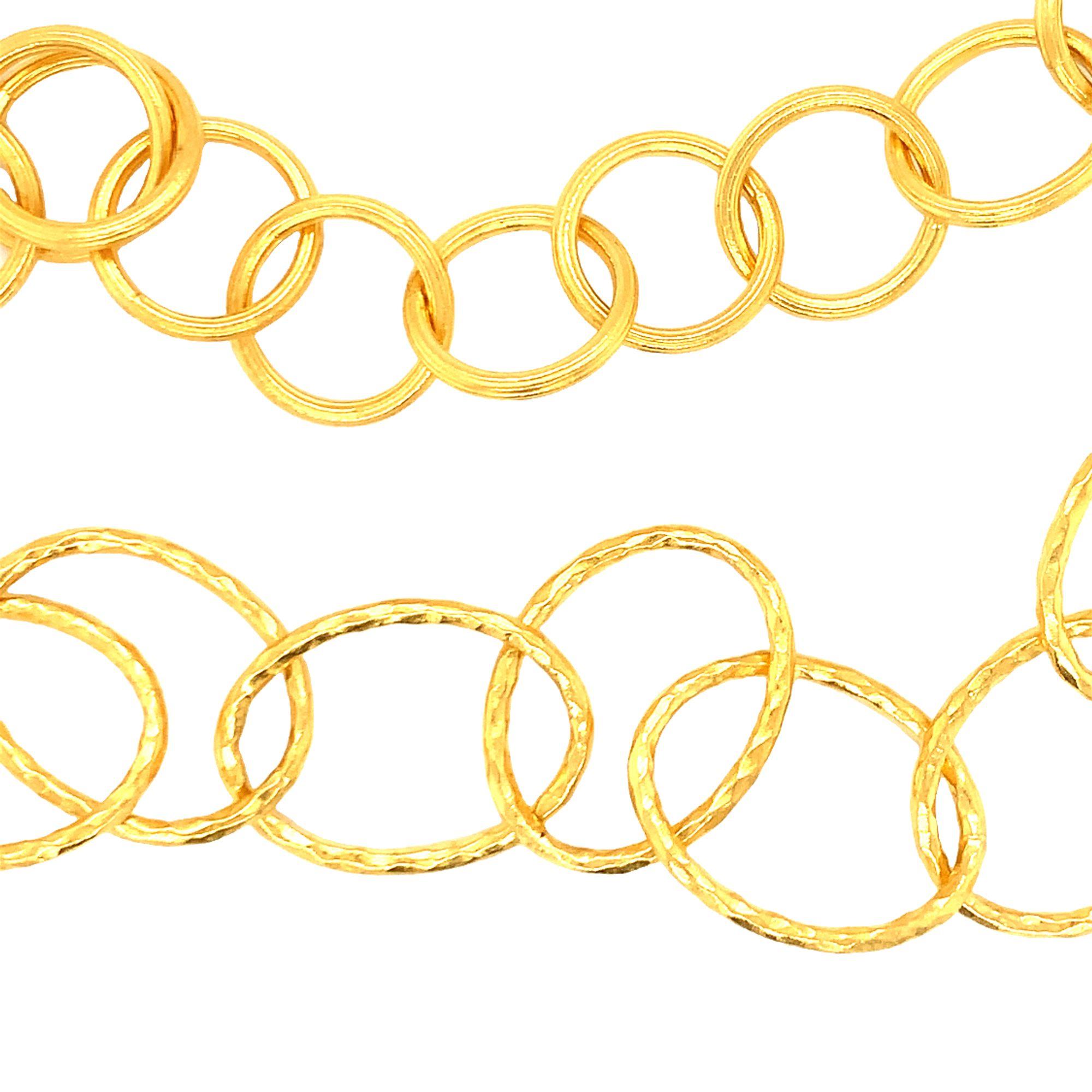Ein ovales und ein rundes Halsband mit offenen Gliedern, das Gurhan zugeschrieben wird, mit strukturierter und gehämmerter Goldoberfläche. Die kreisförmigen Glieder haben einen Durchmesser von 15 Millimetern, die kleinen ovalen Glieder messen 24 x