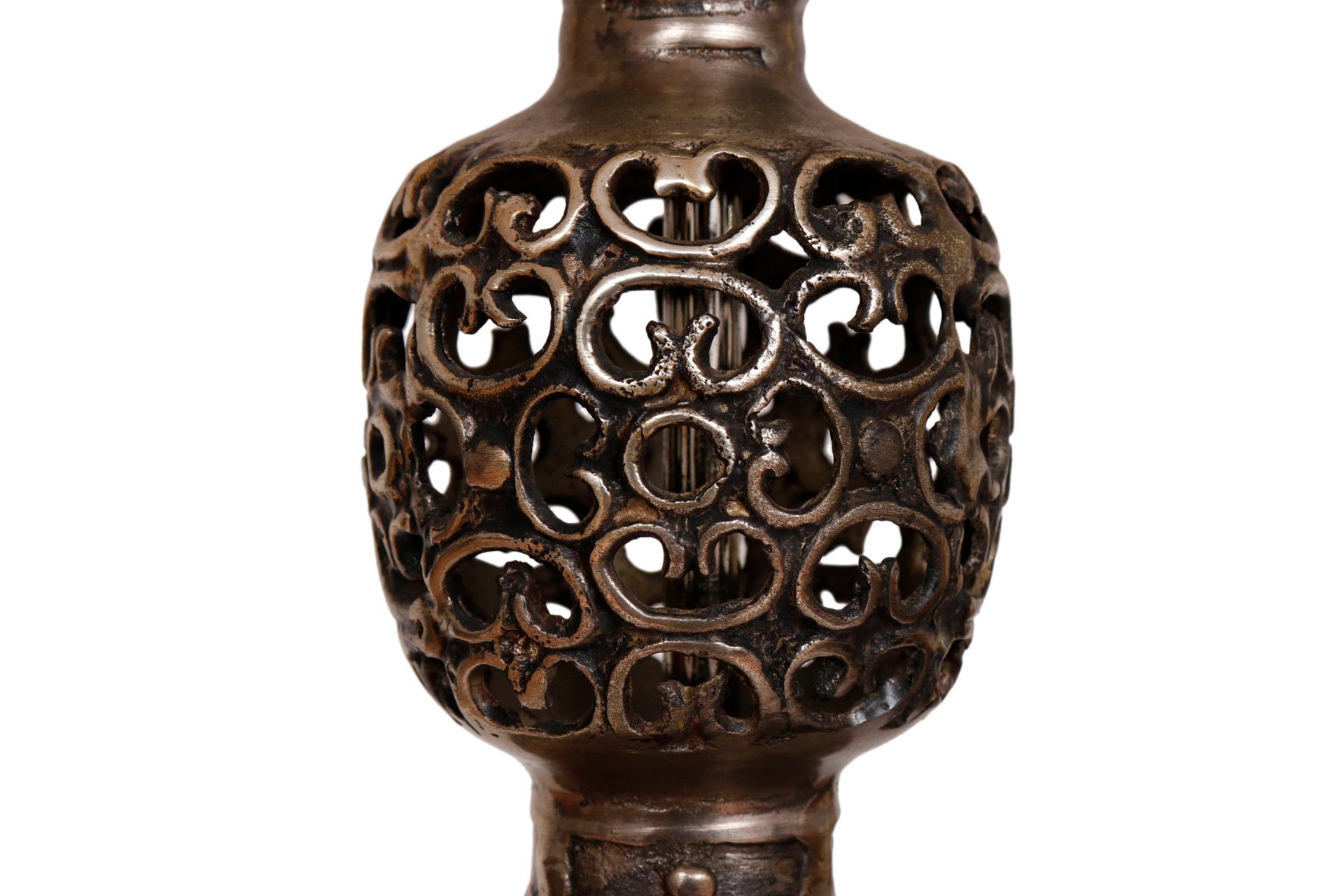 Lampe de table en métal ouvert de Tyndale Bon état - En vente à Bradenton, FL