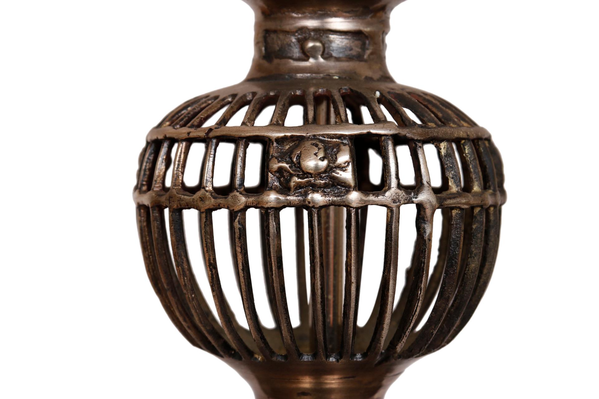 20ième siècle Lampe de table en métal ouvert de Tyndale en vente