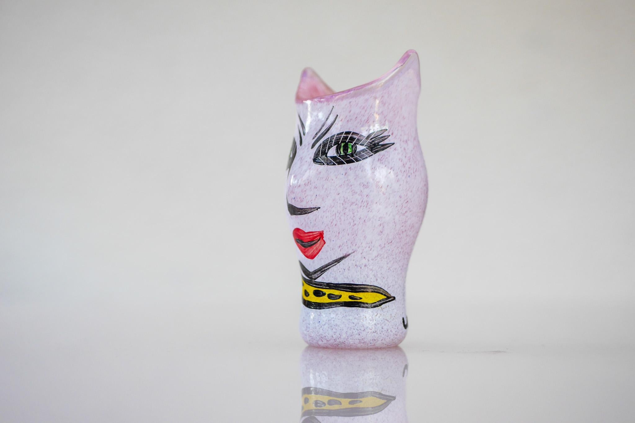 Ulrika Hydman-Vallien per Kosta Boda - Raro vaso in miniatura di vetro dipinto a mano della serie 