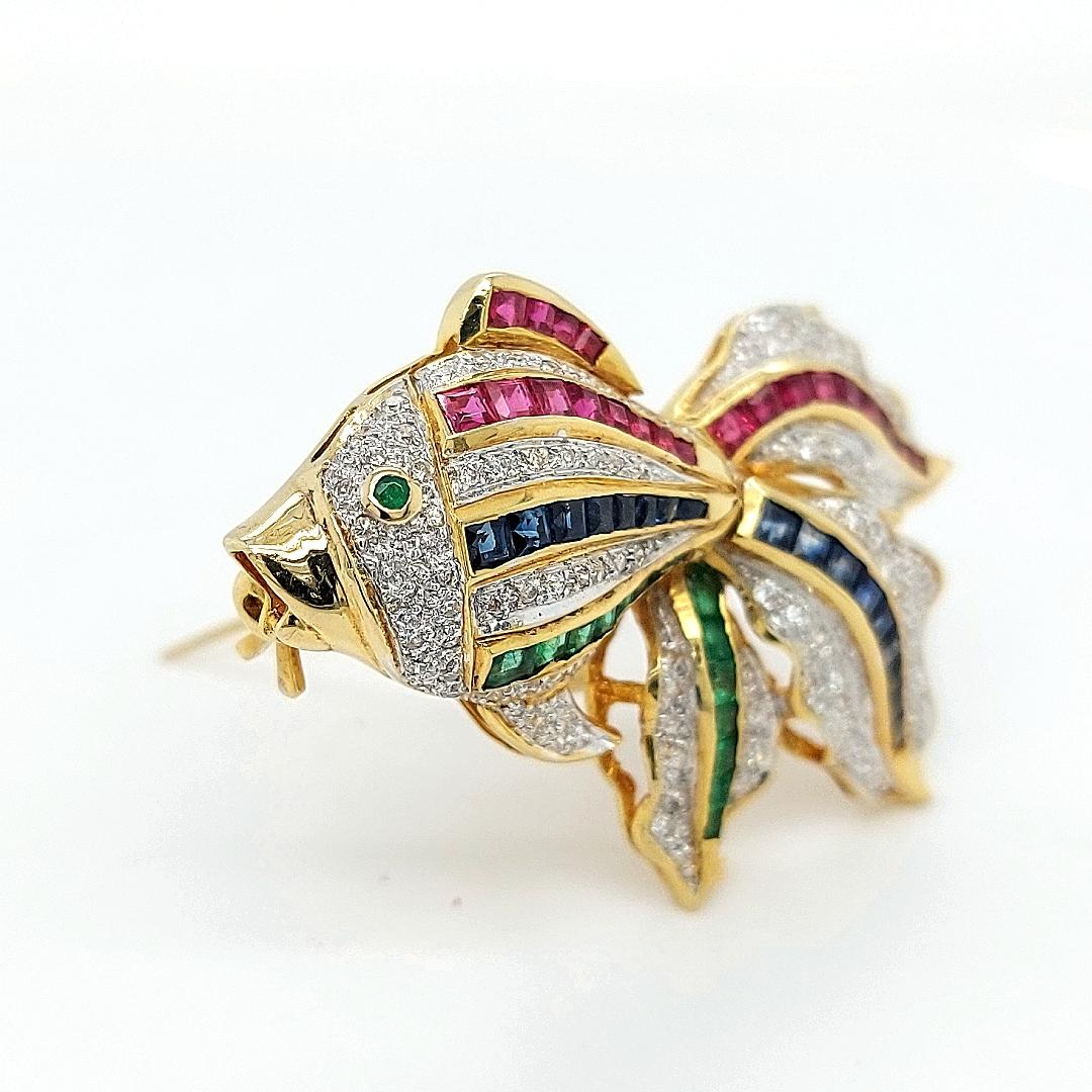 Broche/pendentif en forme de poisson ouverte sertie de diamants, rubis, saphirs et émeraudes en vente 8
